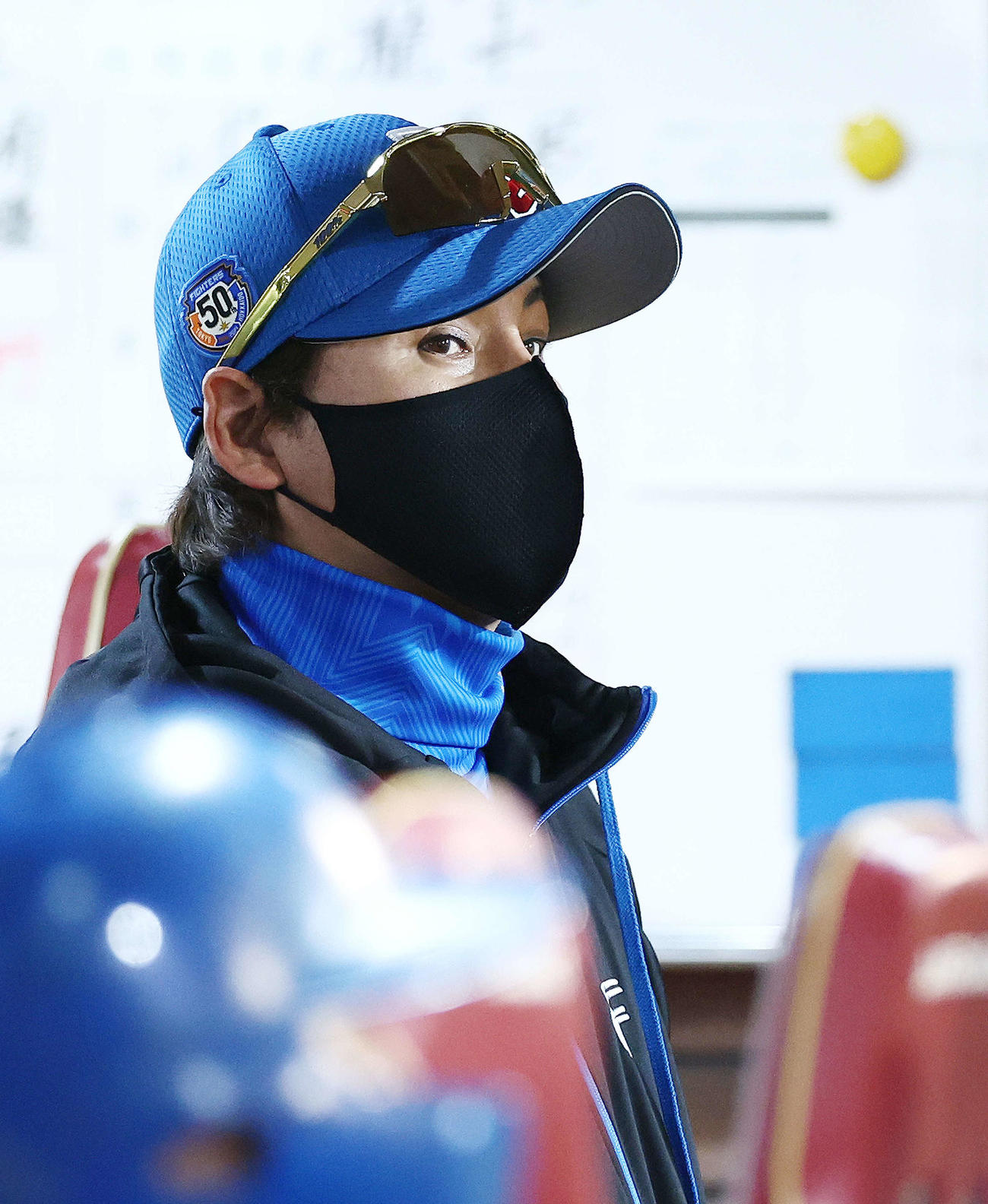 楽天対日本ハム　9回表、戦況を見守る新庄監督（撮影・河田真司）