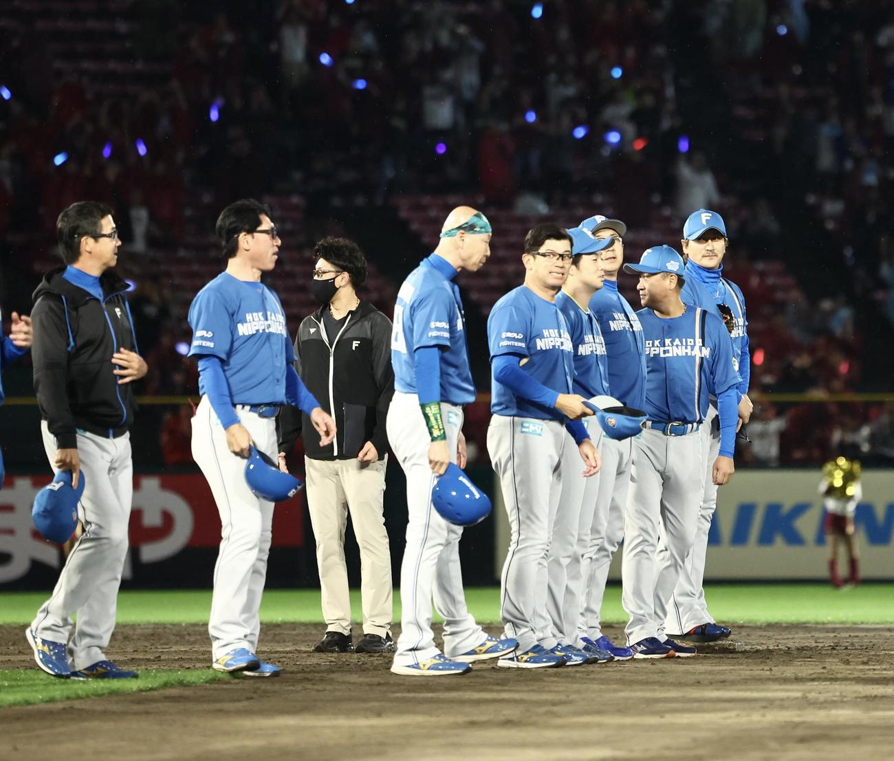 楽天対日本ハム　試合を終え整列する日本ハム新庄監督（右）（撮影・河田真司）
