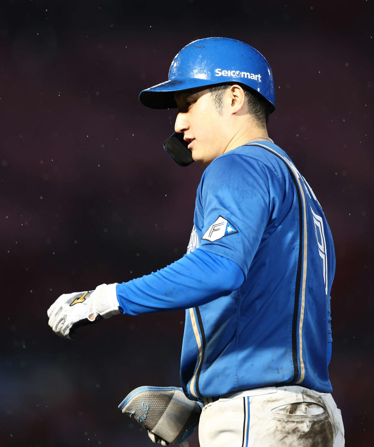 楽天対日本ハム　8回表日本ハム2死、右前打で出塁する浅間（撮影・河田真司）