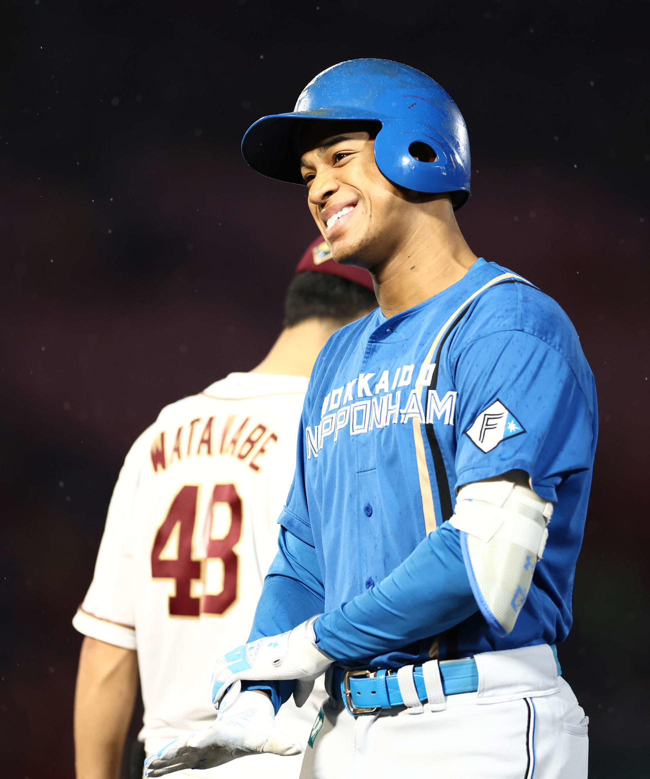 楽天対日本ハム　8回表日本ハム2死一塁、中前打で出塁する万波（撮影・河田真司）