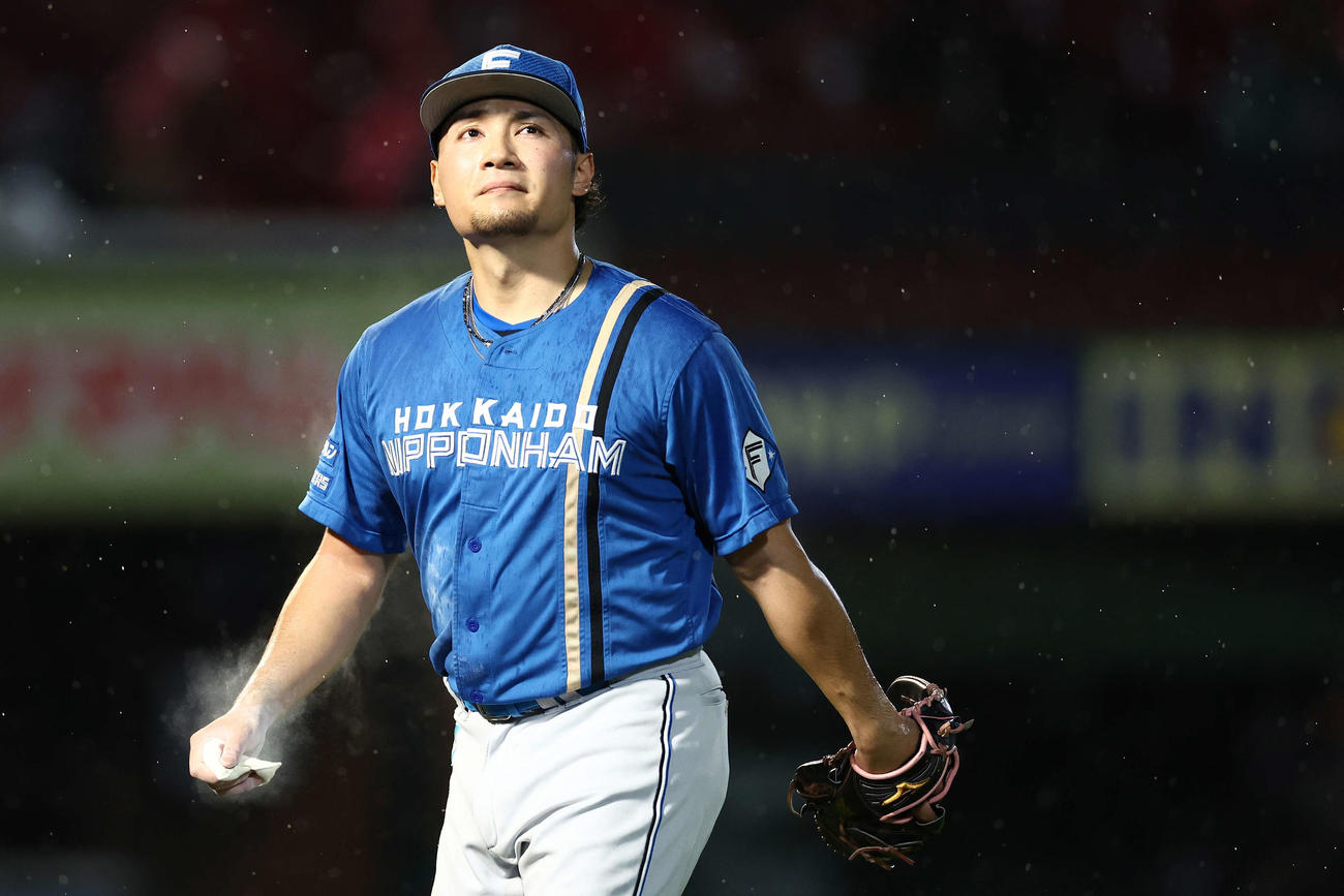 楽天対日本ハム　4回裏に失点し、険しい表情でベンチに戻る伊藤（撮影・河田真司）