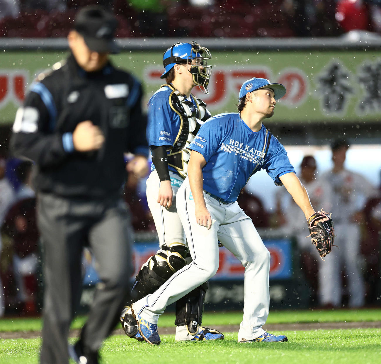 楽天対日本ハム　4回裏楽天無死一塁、小郷に先制適時二塁打を浴びる伊藤（撮影・河田真司）