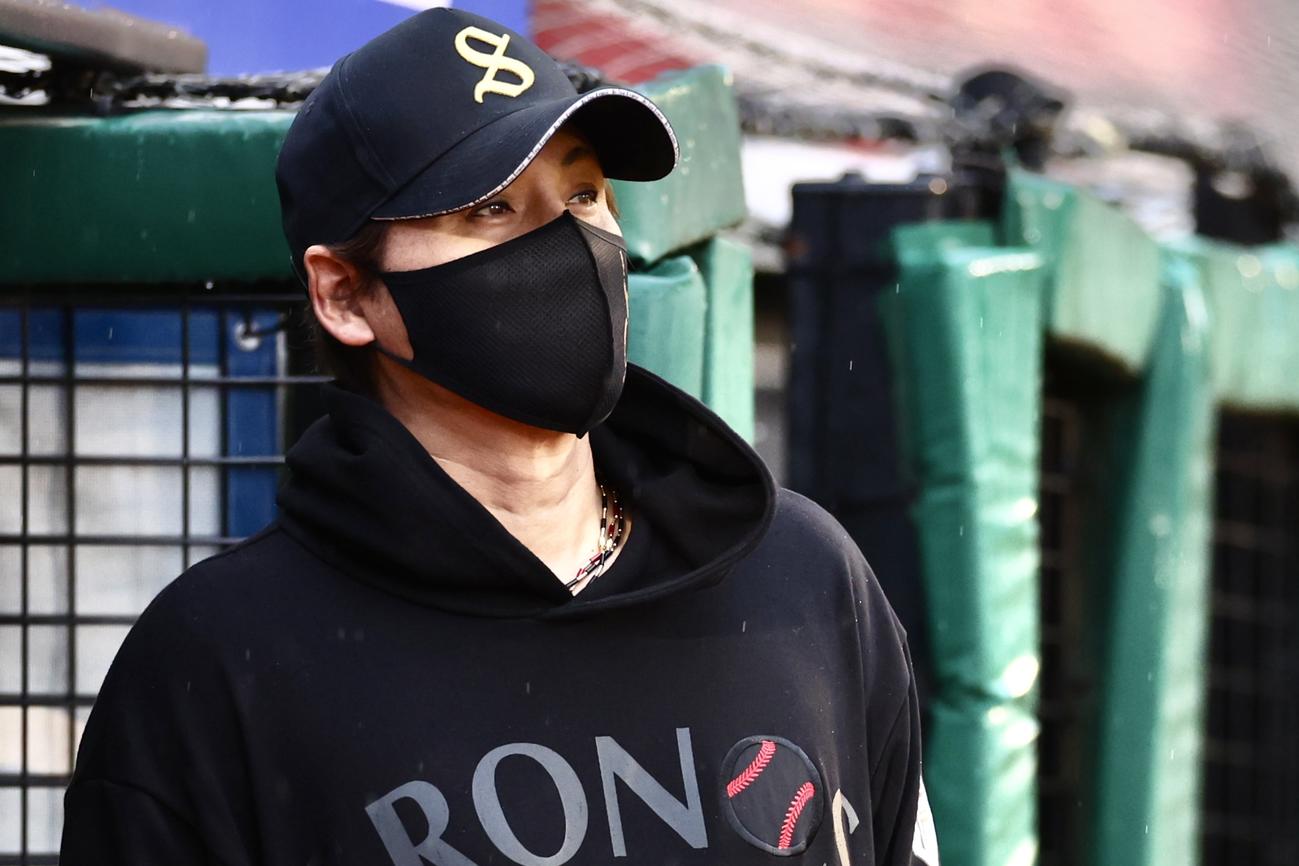 楽天対日本ハム　試合前、グラウンドを見つめる日本ハム新庄監督（撮影・河田真司）