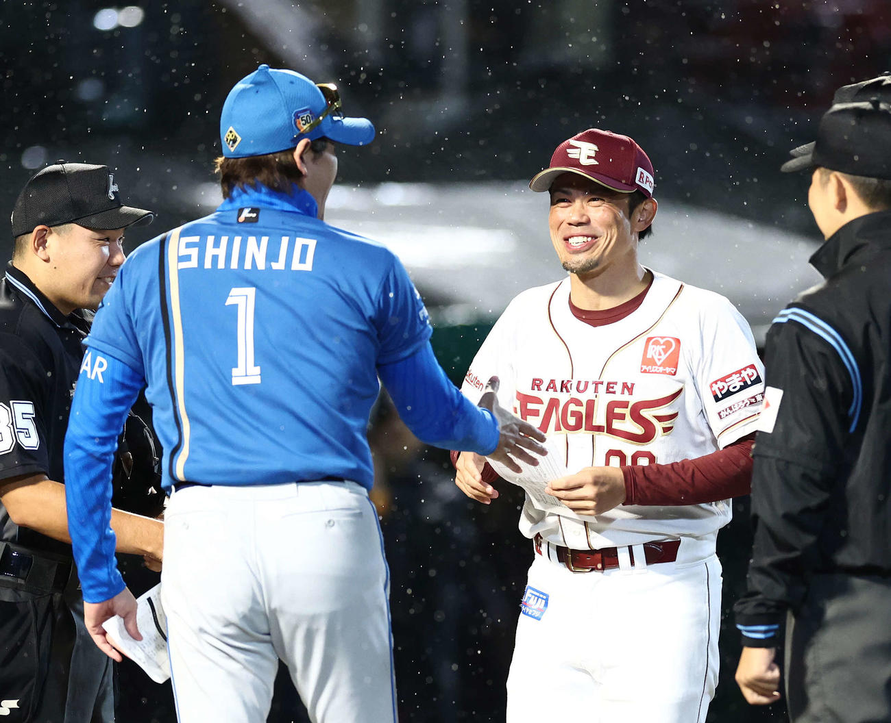 楽天対日本ハム　開始前、日本ハム新庄監督（手前）と握手を交わす楽天今江監督（撮影・河田真司）