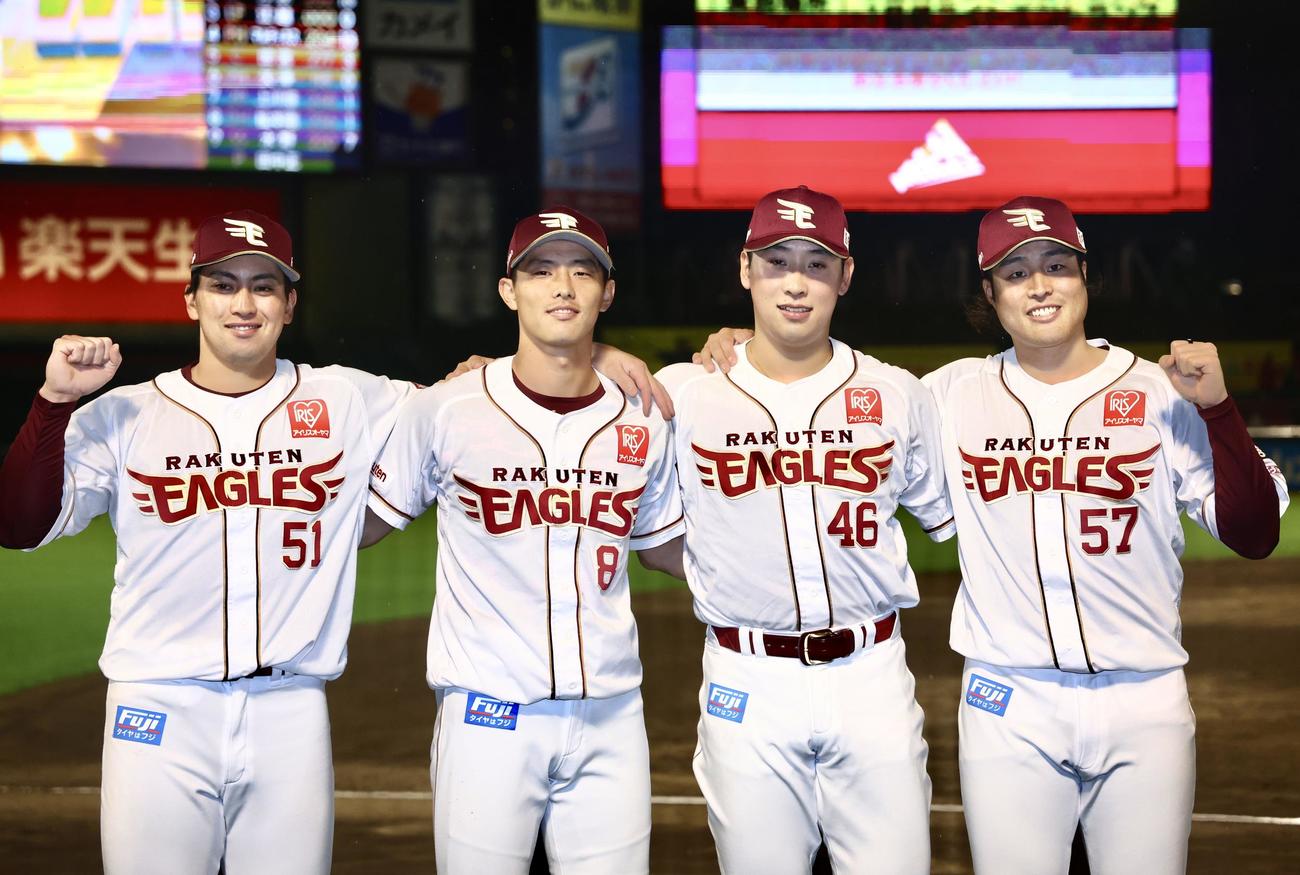 楽天対日本ハム　日本ハムに勝利し、肩を組み写真に納まる楽天の、左から小郷、辰己、藤平、滝中（撮影・河田真司）