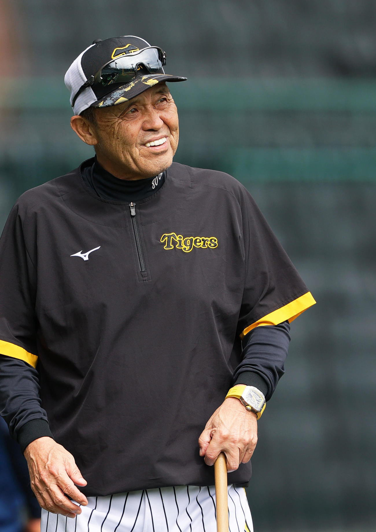 8日、練習を終え笑顔で引き揚げる阪神岡田監督（撮影・上山淳一）