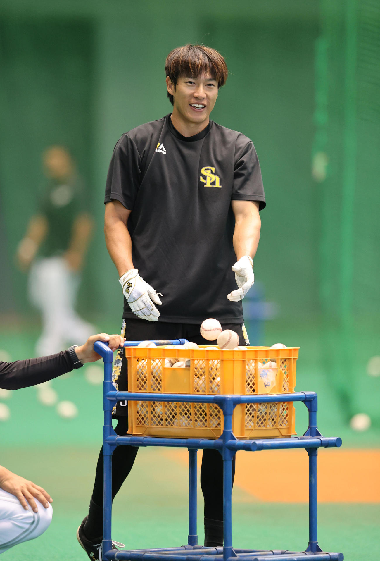 練習前に笑顔を見せる柳田（撮影・梅根麻紀）
