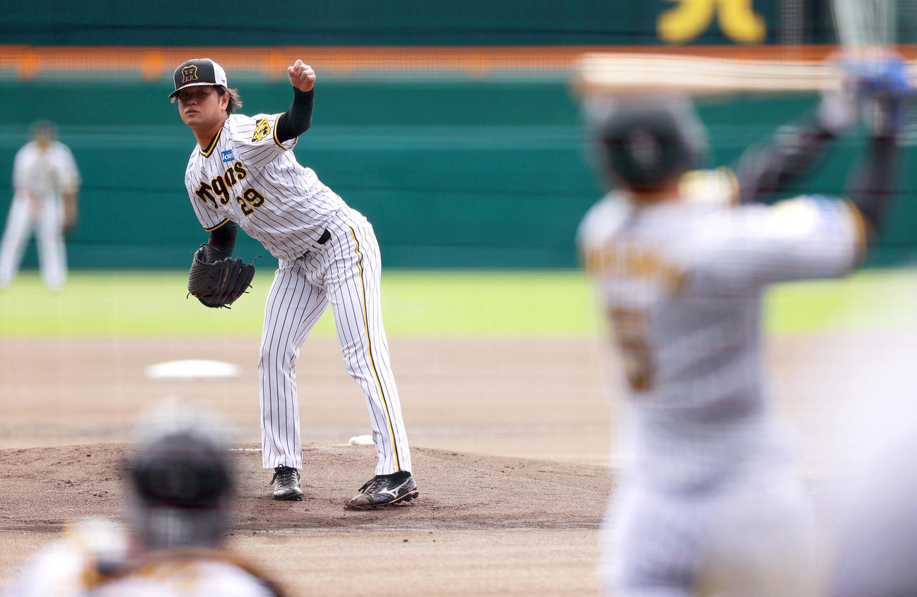 シート打撃で阪神高橋は近本（手前）から空振り三振を奪う（撮影・上山淳一）