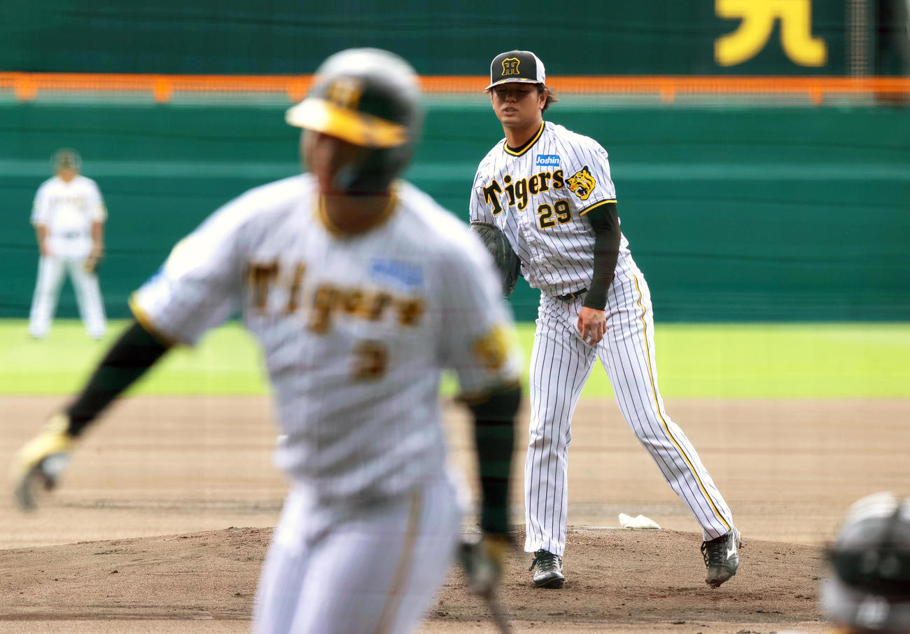 シート打撃で阪神高橋は大山（手前）から空振り三振を奪う（撮影・上山淳一）