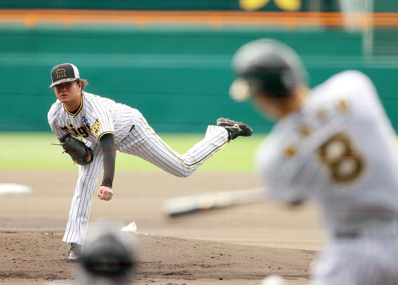 シート打撃で阪神高橋は佐藤輝（手前）を内野ゴロに打ち取る（撮影・上山淳一）