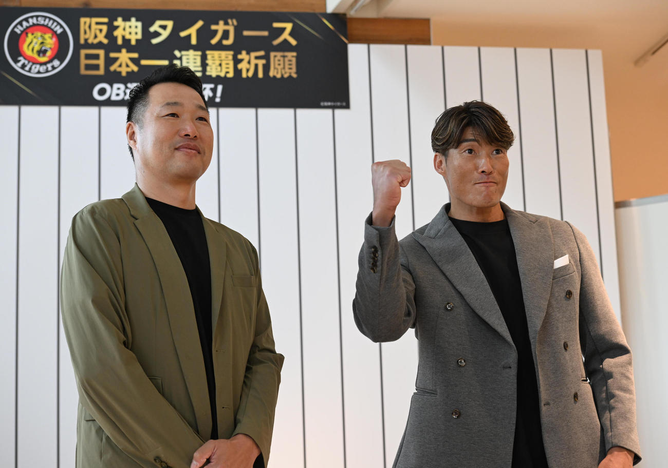 CSを前に阪神の連覇を祈願し気合を入れる糸井氏（右）と関本氏（撮影・和賀正仁）