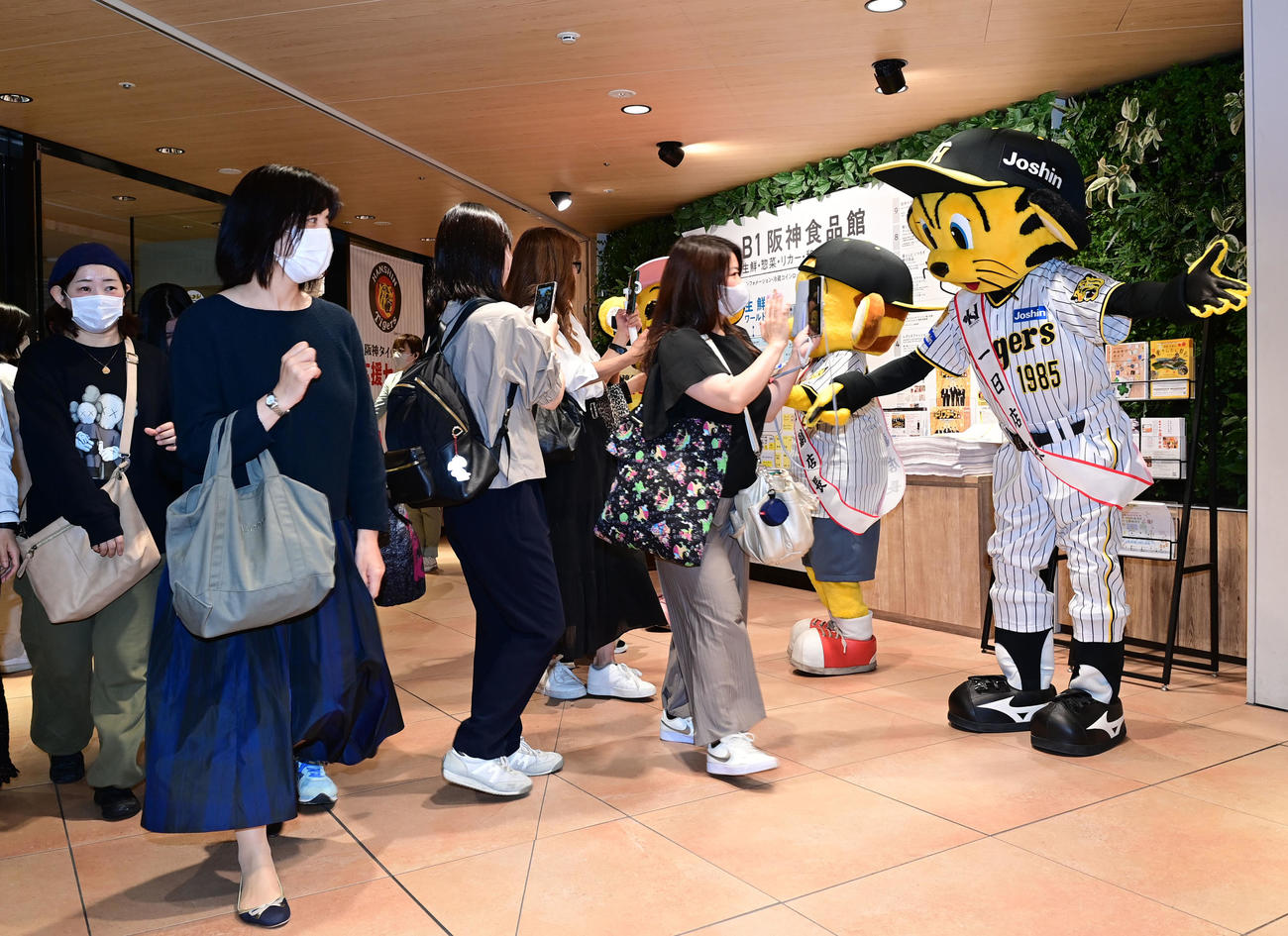 阪神百貨店で「阪神タイガース　応援セール」が開催されお客を招き入れるトラッキー（右）ら（撮影・和賀正仁）