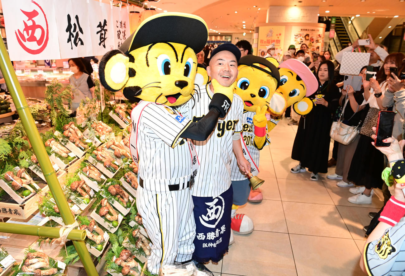 阪神百貨店で「阪神タイガース　応援セール」が開催され商品をアピールするトラッキー（左）ら（撮影・和賀正仁）