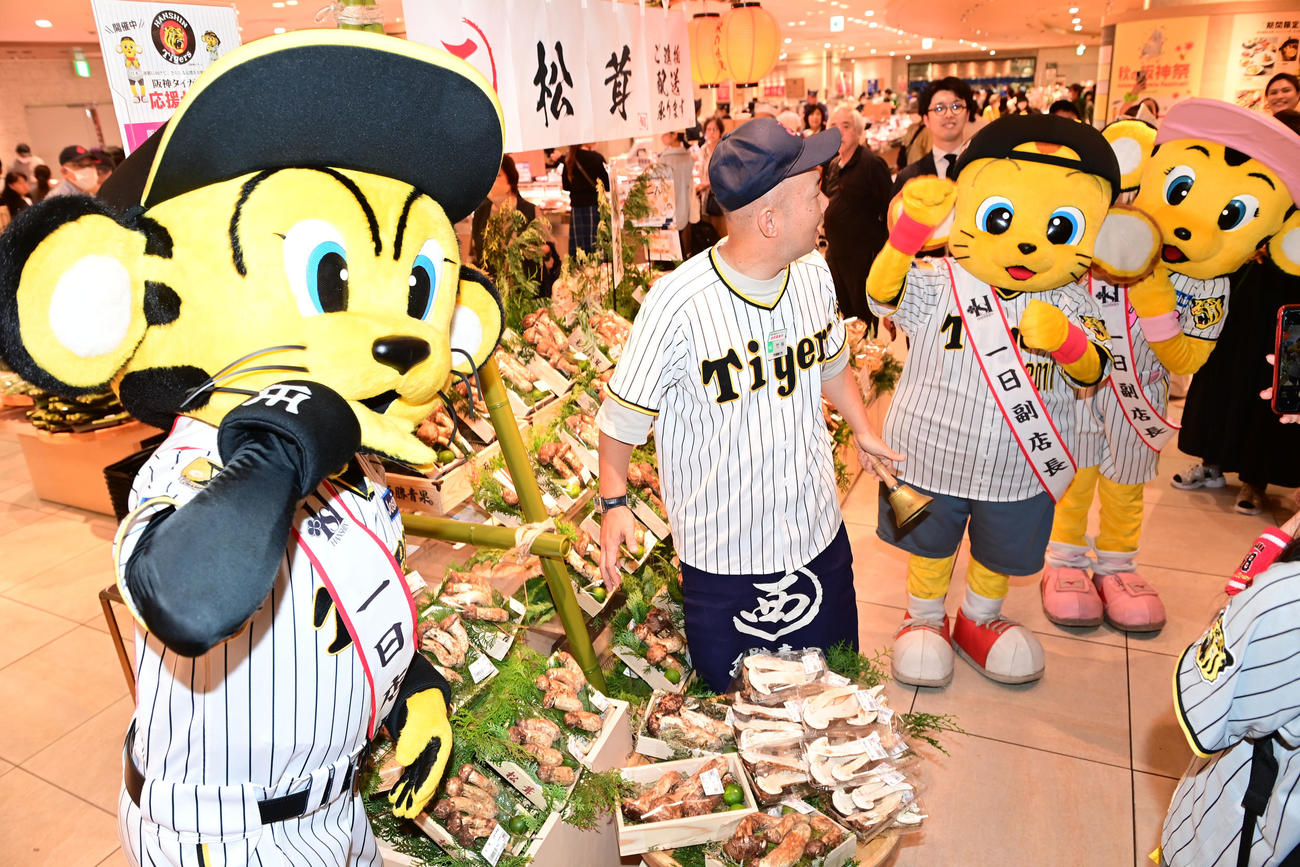 阪神百貨店で「阪神タイガース　応援セール」が開催され商品をアピールするトラッキー（左）ら（撮影・和賀正仁）