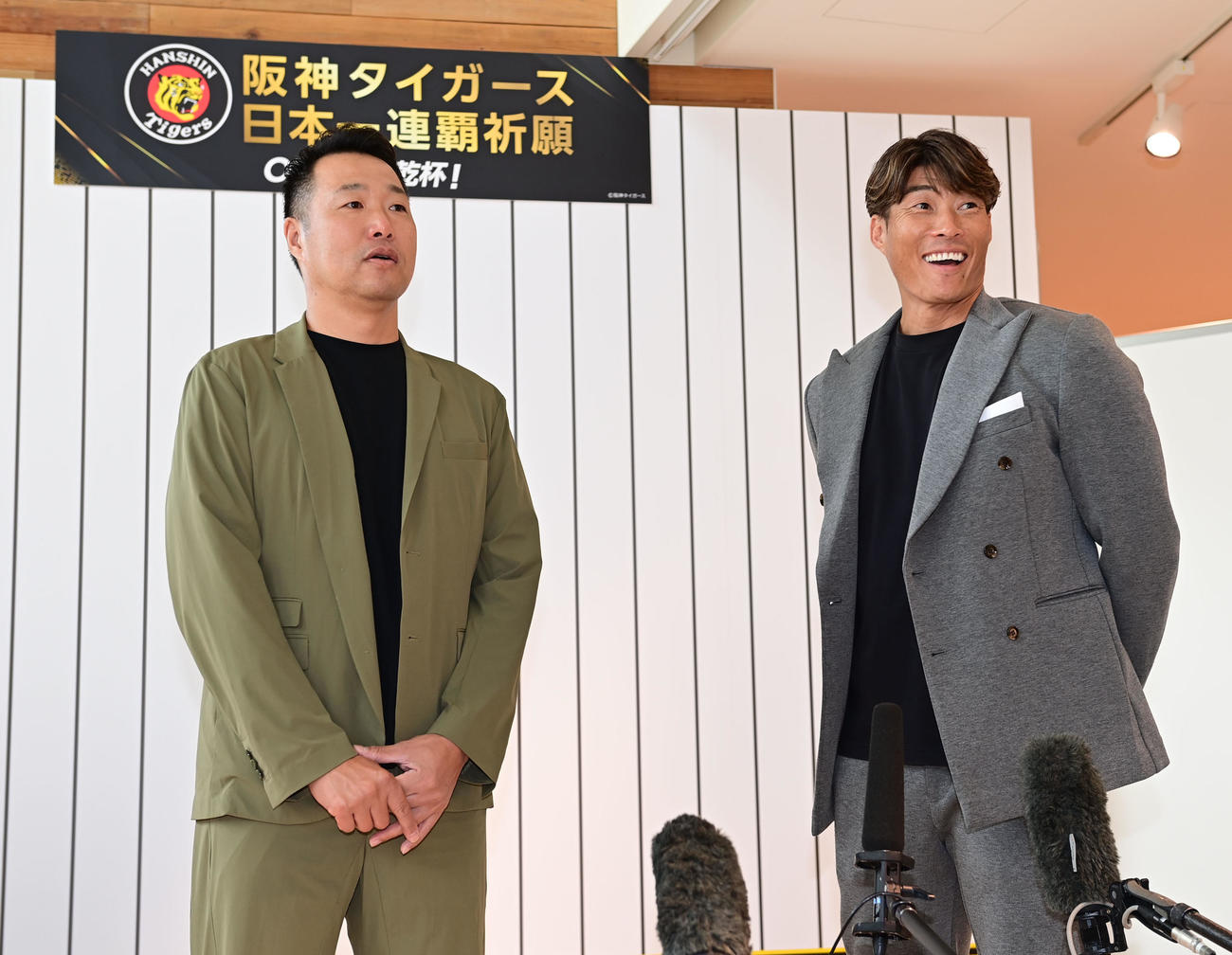 CSを前にトークショーを行った糸井氏（右）と関本氏（撮影・和賀正仁）
