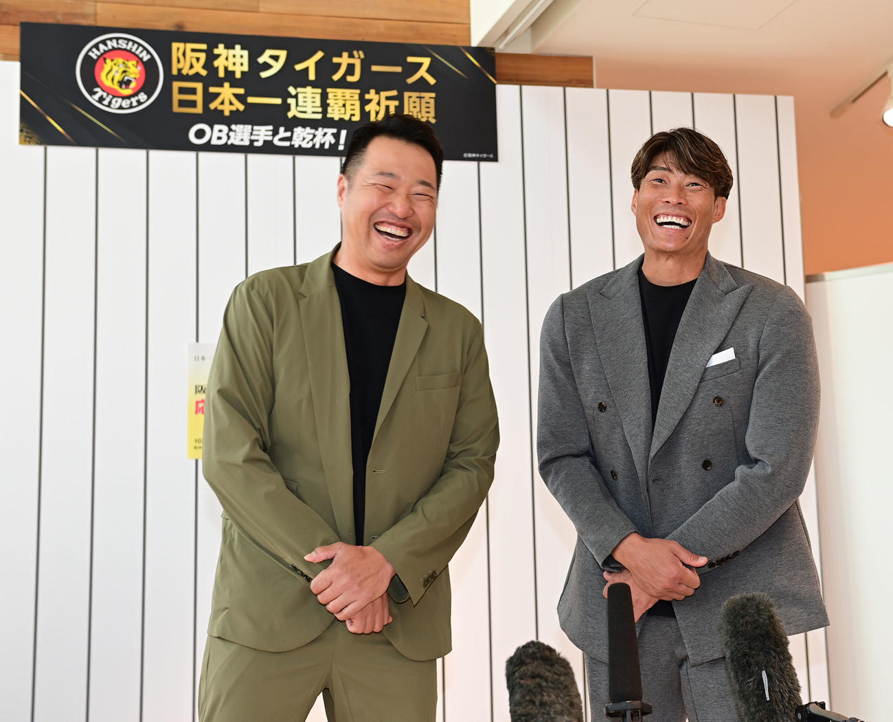 CSを前にトークショーを行った糸井氏（右）と関本氏（撮影・和賀正仁）