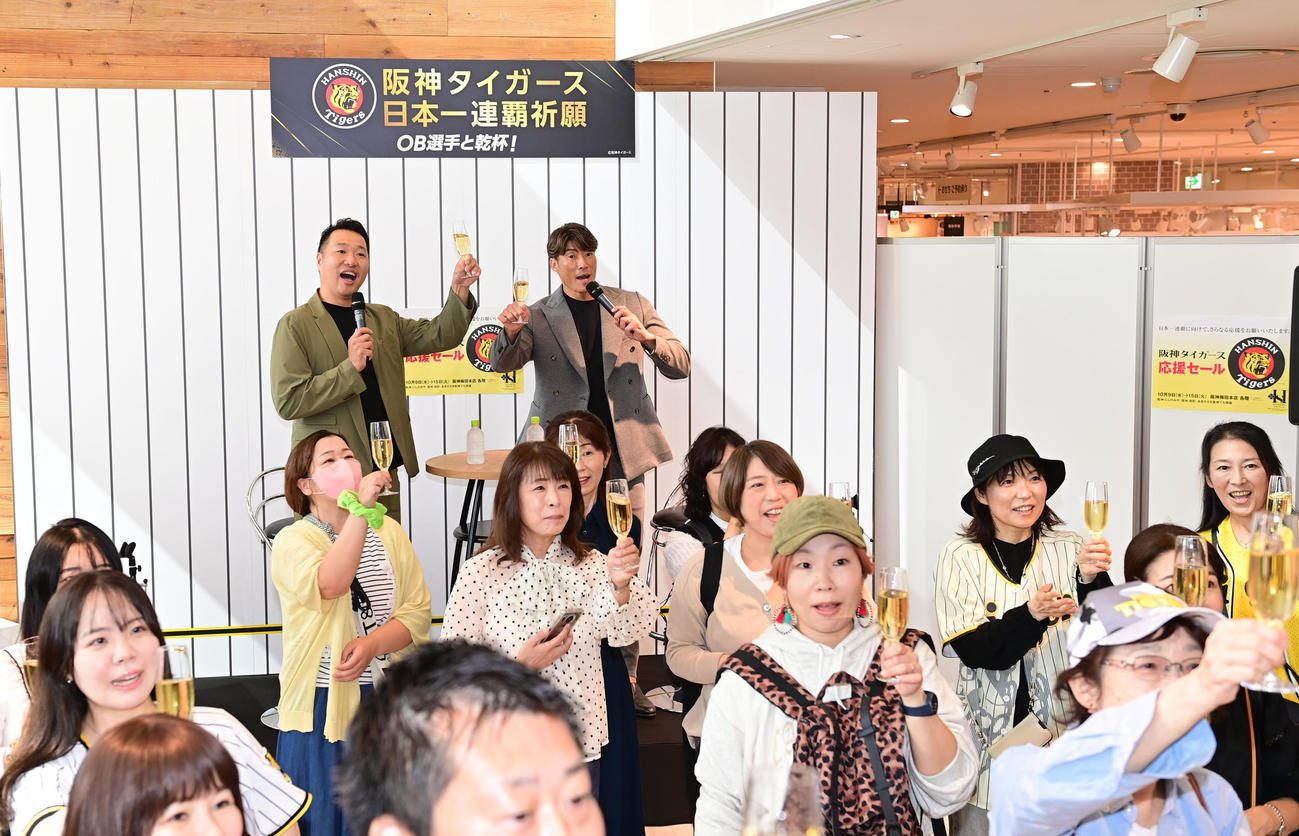阪神の連覇を祈願しファンとともに乾杯する関本氏（左）と糸井氏（撮影・和賀正仁）