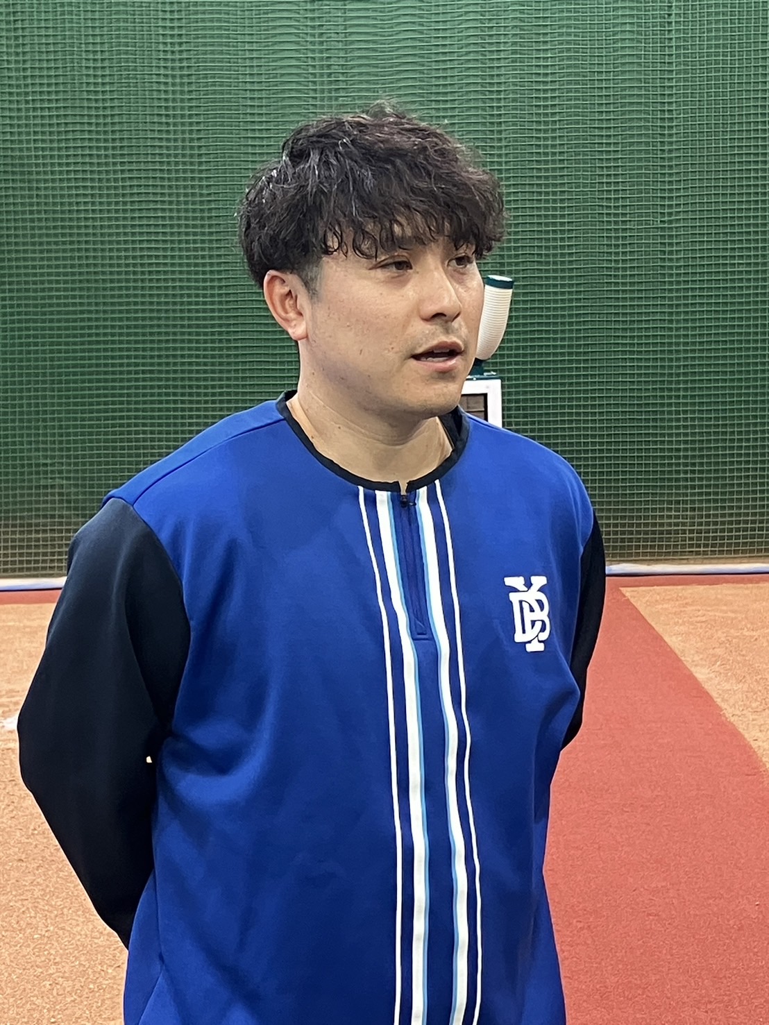 DOCKで行われた全体練習後に取材に応じるDeNA佐野（撮影・久保賢吾）
