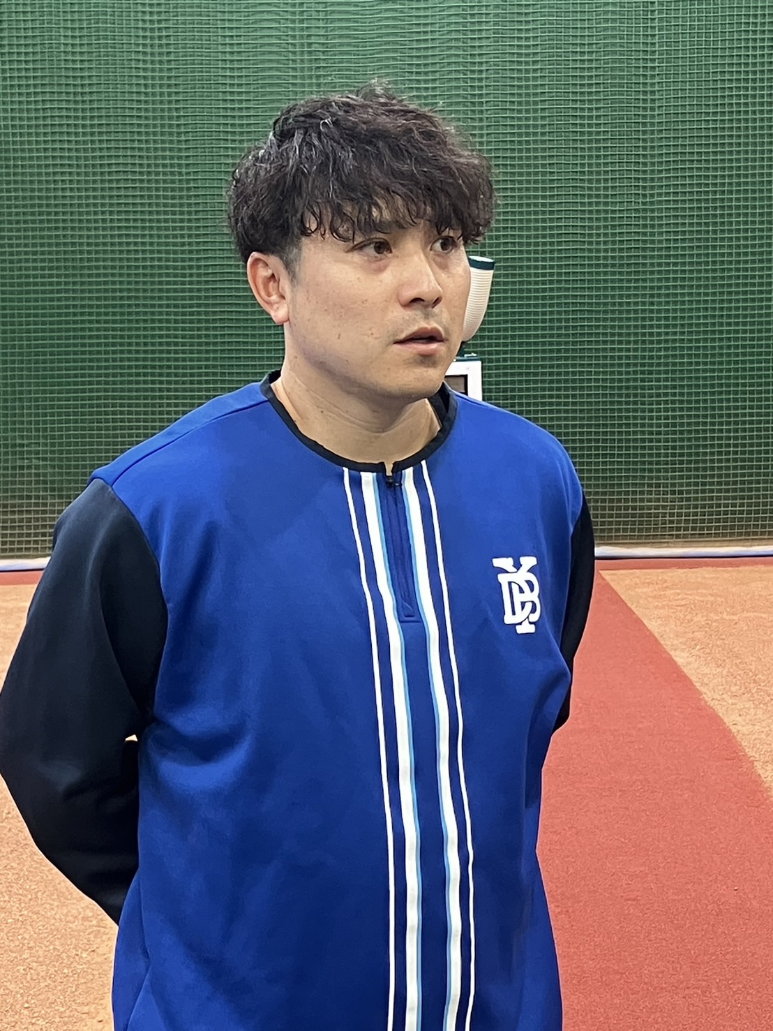 DOCKで行われた全体練習後に取材に応じるDeNA佐野（撮影・久保賢吾）