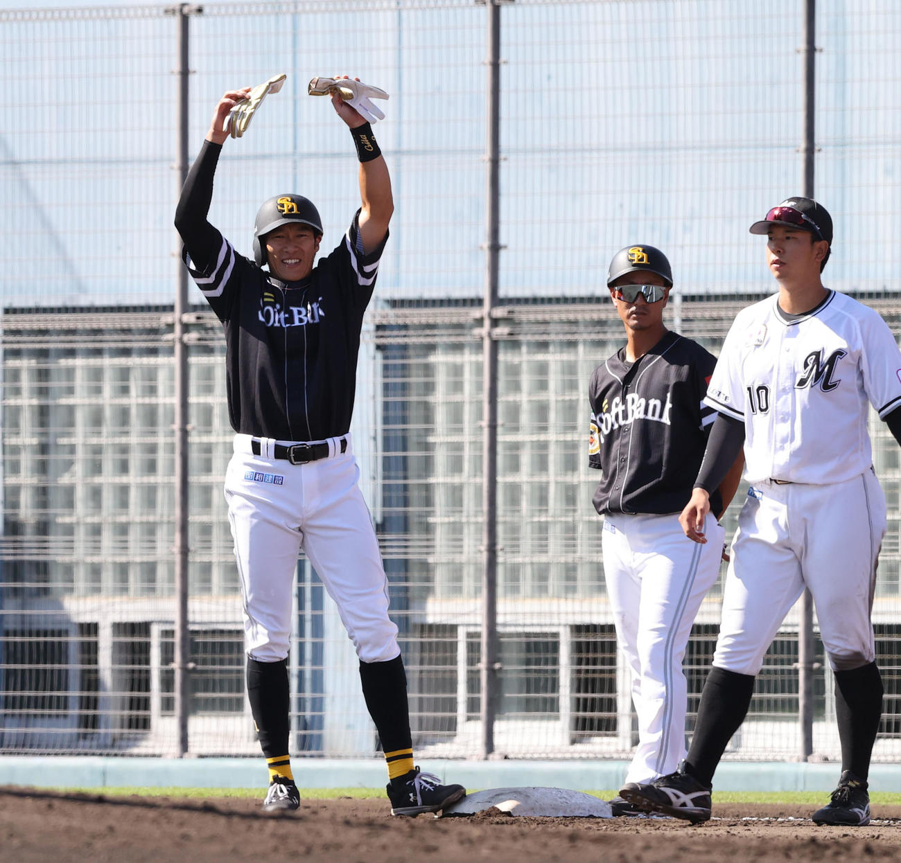 ロッテ対ソフトバンク　6回表ソフトバンク1死一塁、柳田は遊ゴロに終わり一塁に残塁、ベンチに合図を送る（撮影・梅根麻紀）