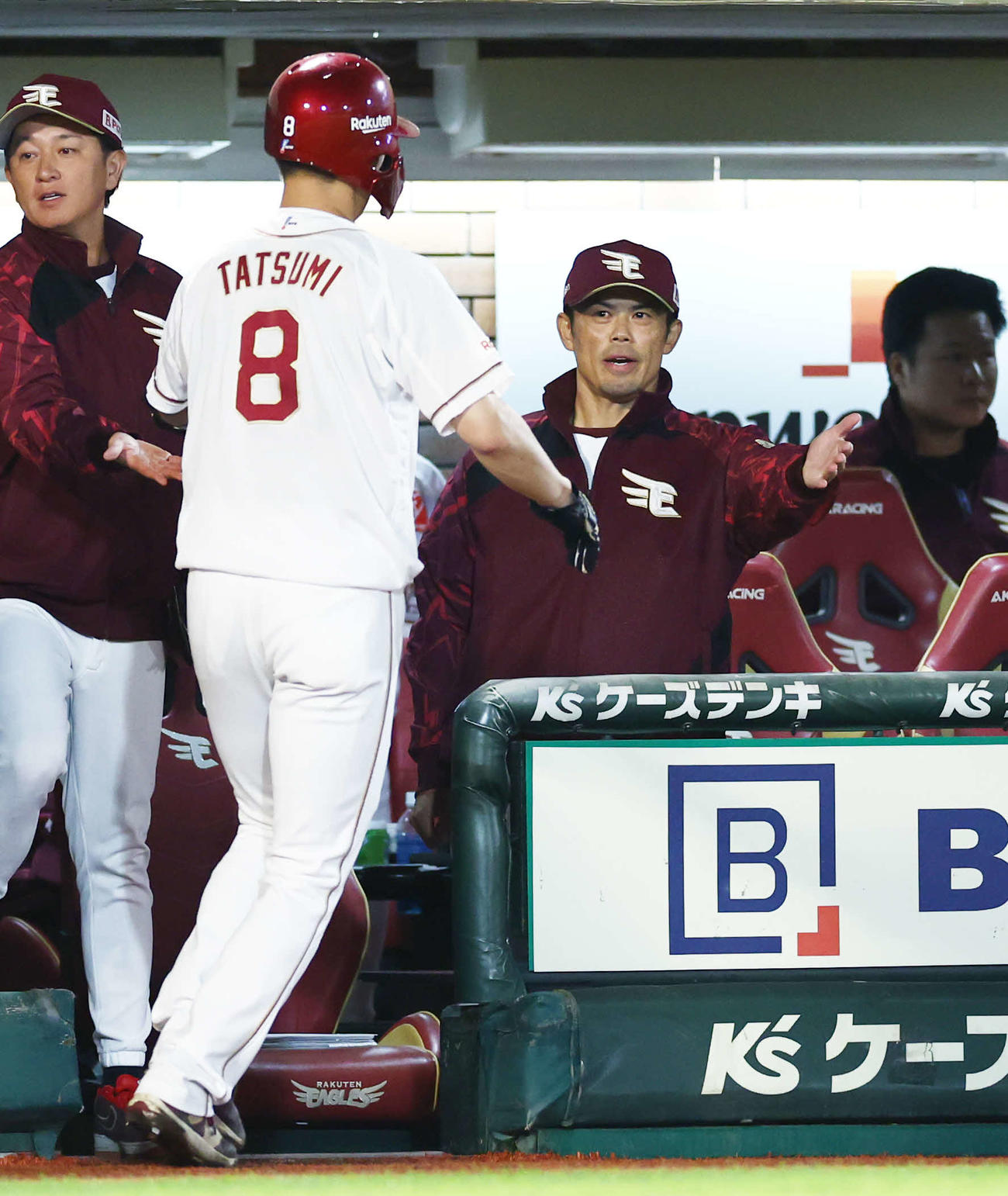 楽天対西武　7回裏楽天無死満塁、鈴木大の適時打で生還する辰己を迎える今江監督（撮影・河田真司）
