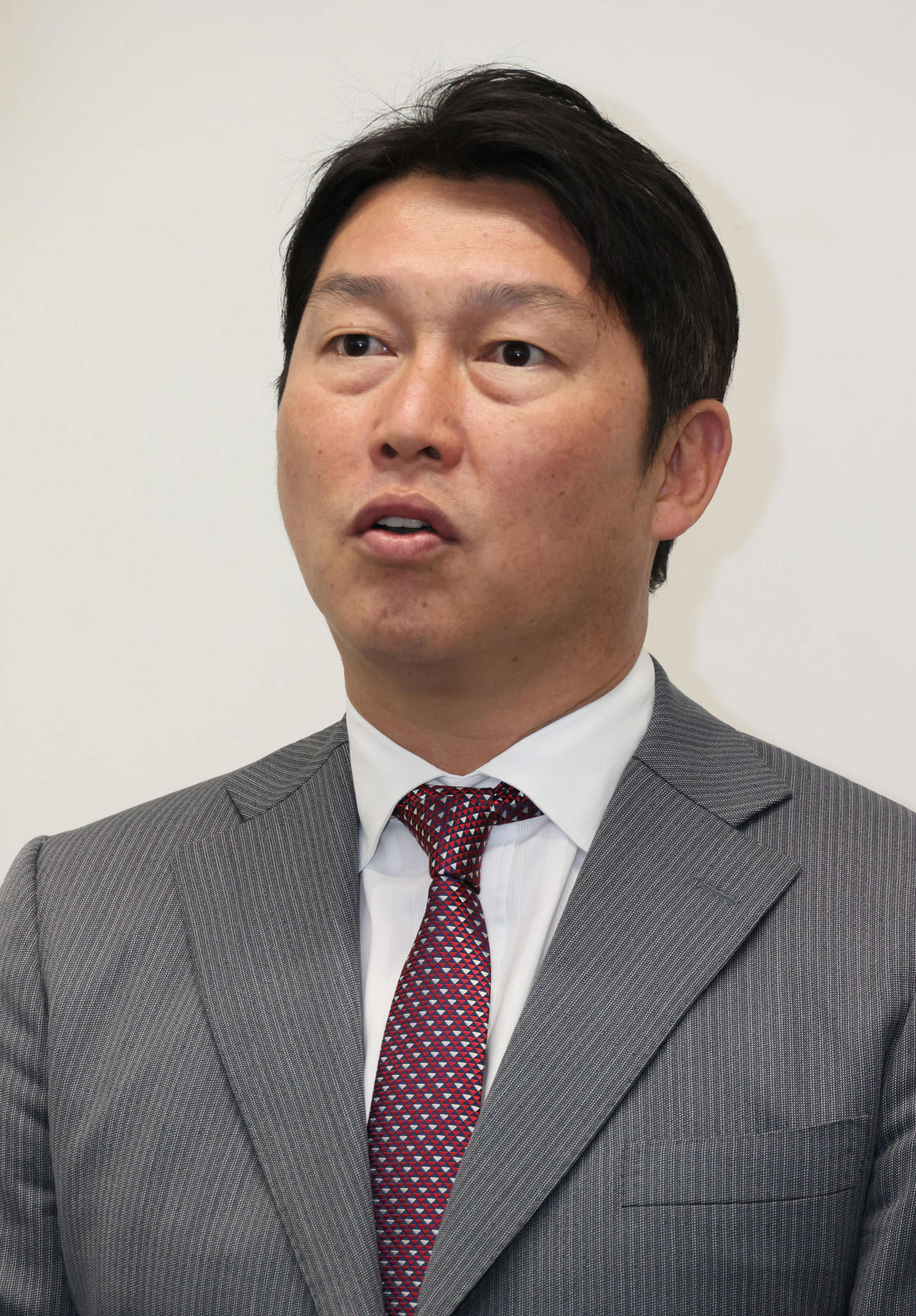 オーナー報告を終え、囲み取材に応じる広島新井監督（撮影・加藤孝規）