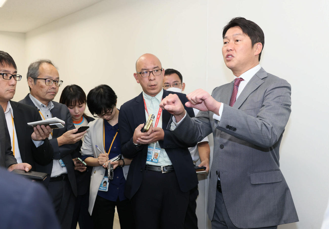オーナー報告を終え、囲み取材で記者の質問に答える広島新井監督（撮影・加藤孝規）