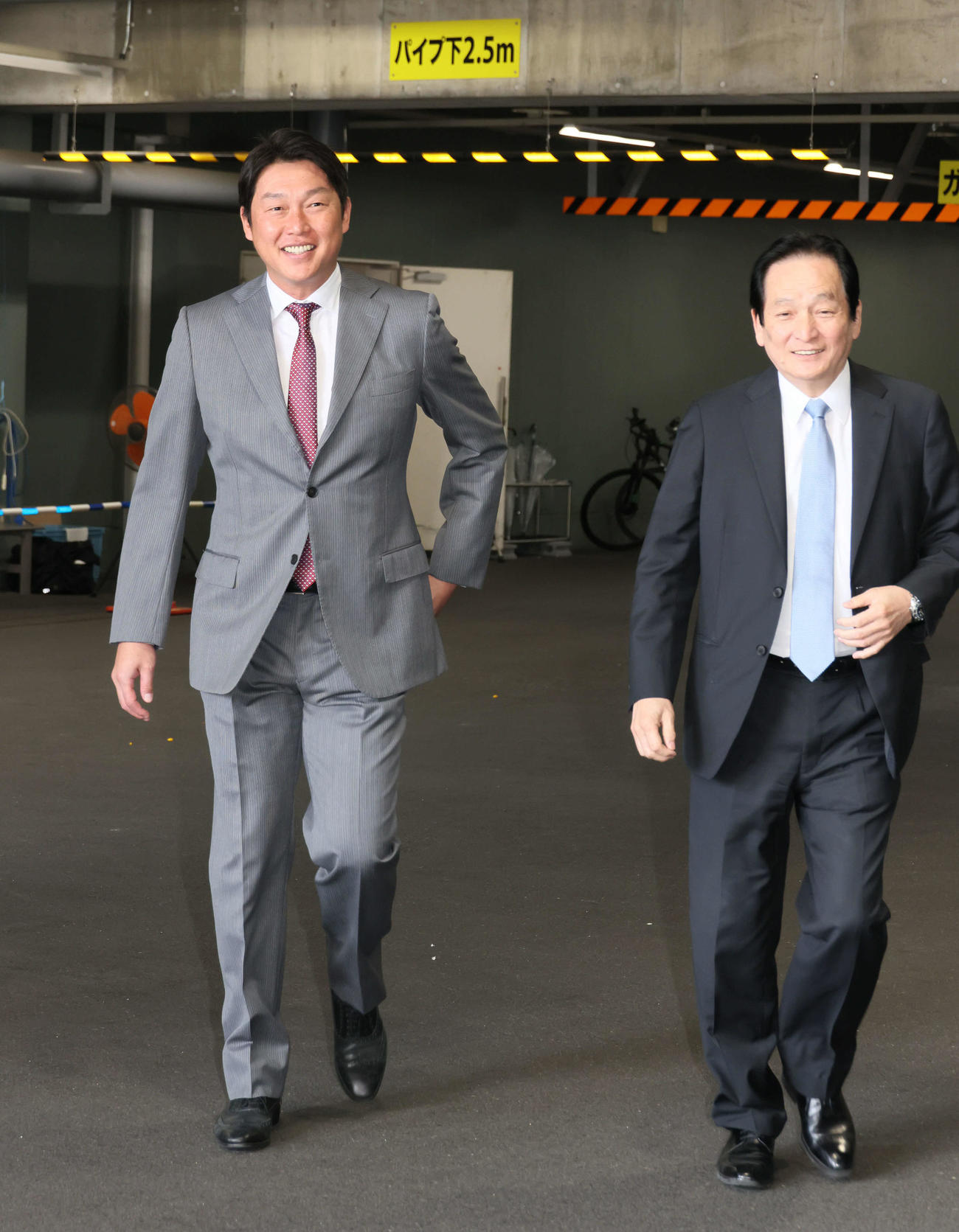 鈴木球団本部長（右）とオーナー報告に向かう広島新井監督（撮影・加藤孝規）