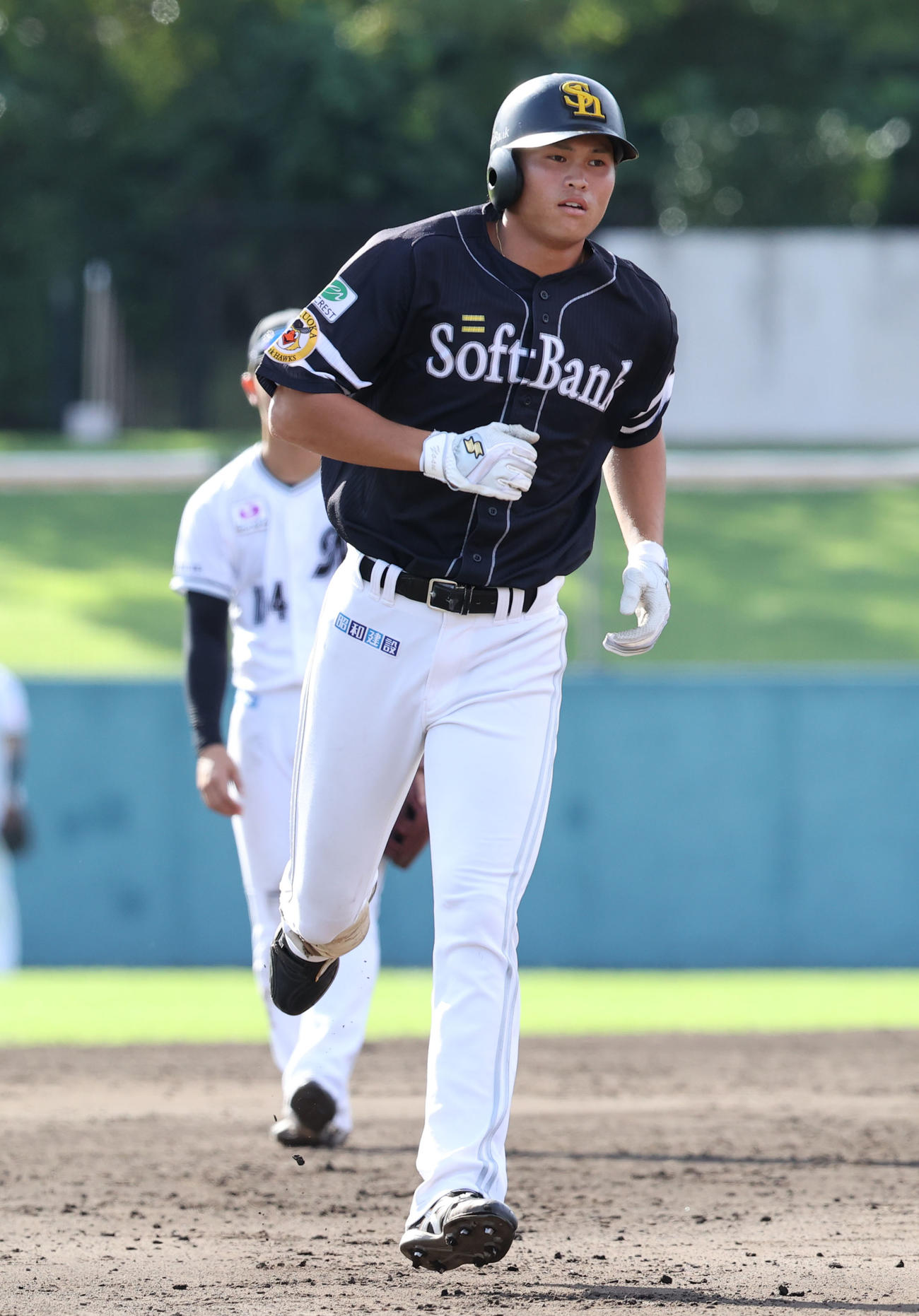 ロッテ対ソフトバンク　9回表ソフトバンク1死一塁、笹川は右越えに2点本塁打を放つ（撮影・梅根麻紀）