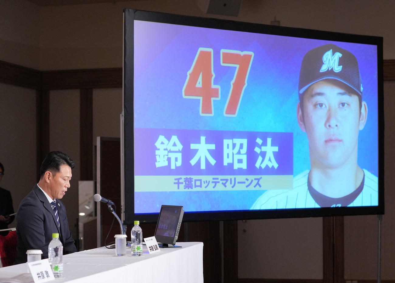 侍ジャパンのメンバー発表会見でロッテ鈴木の名前を読む井端監督（撮影・垰建太）