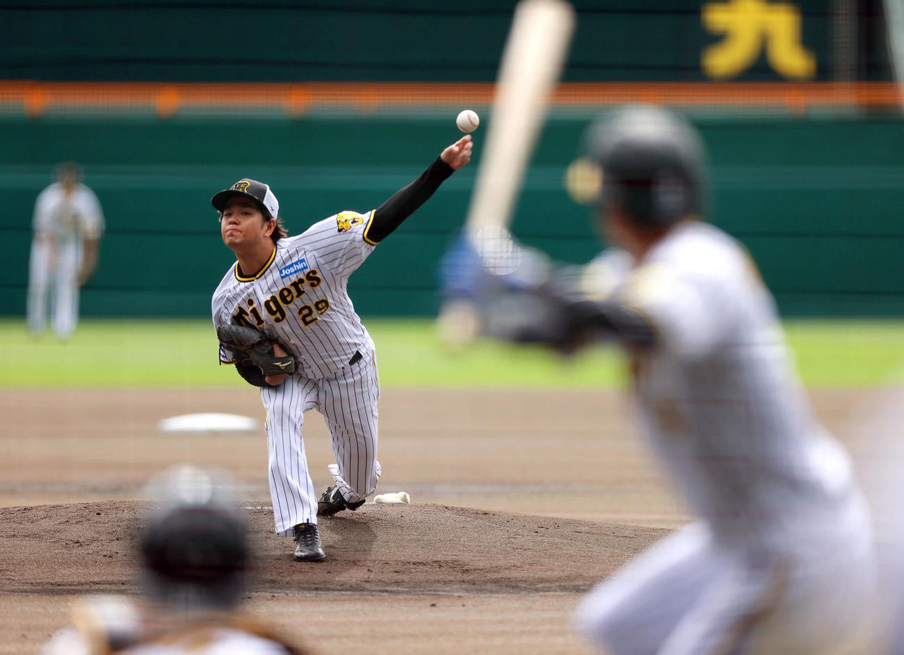 シート打撃に登板する阪神高橋（撮影・上山淳一）
