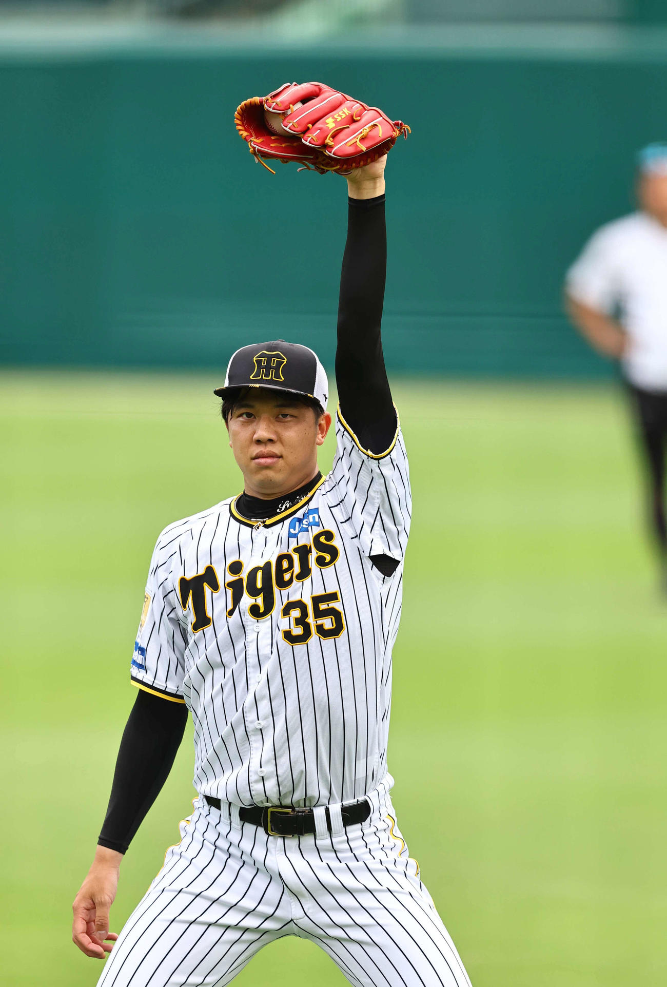 キャッチボールをする才木（撮影・上田博志）