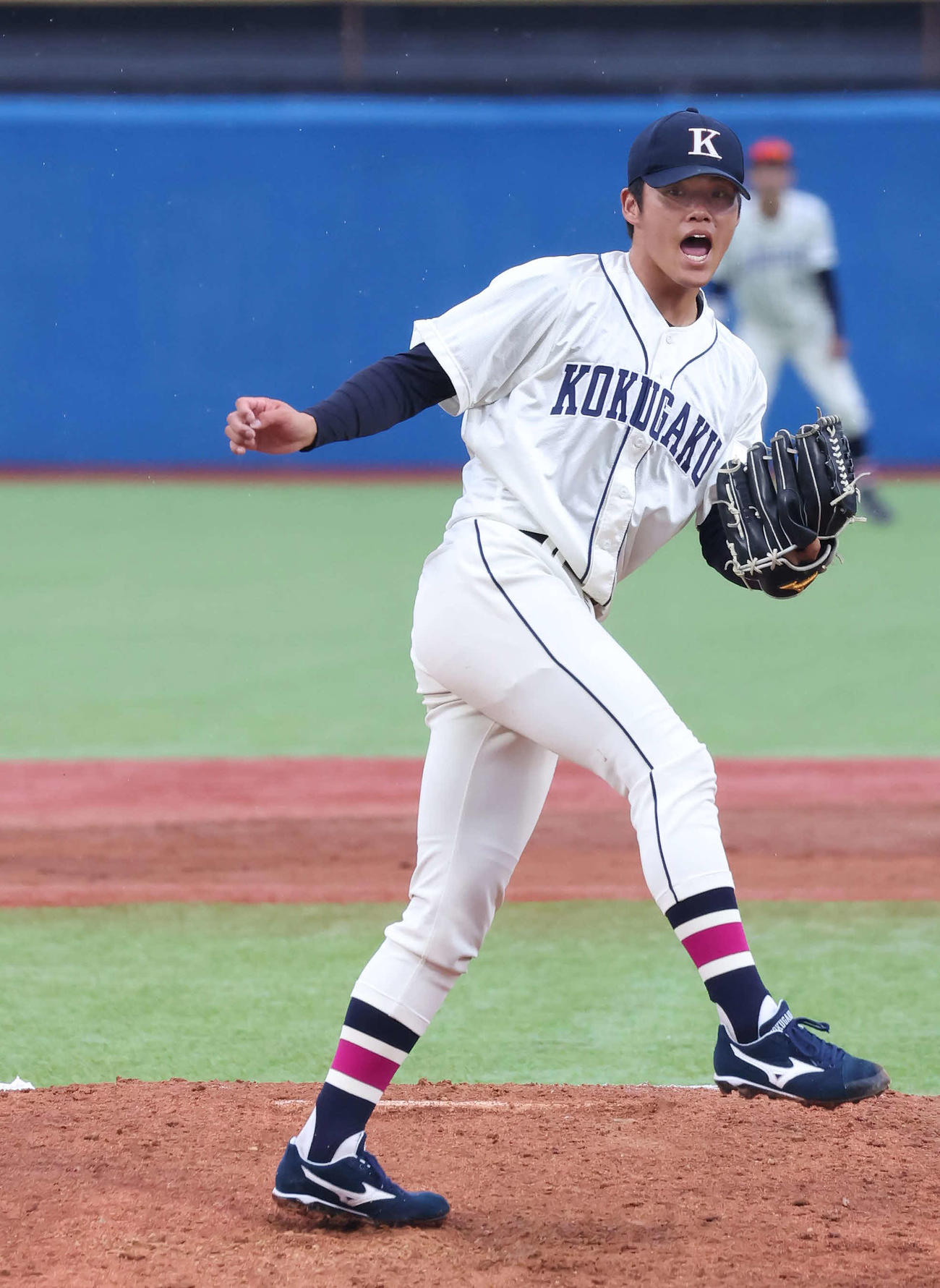 中大対国学院大　2回をぴしゃりと抑えた国学院大坂口（撮影・丹羽敏通）
