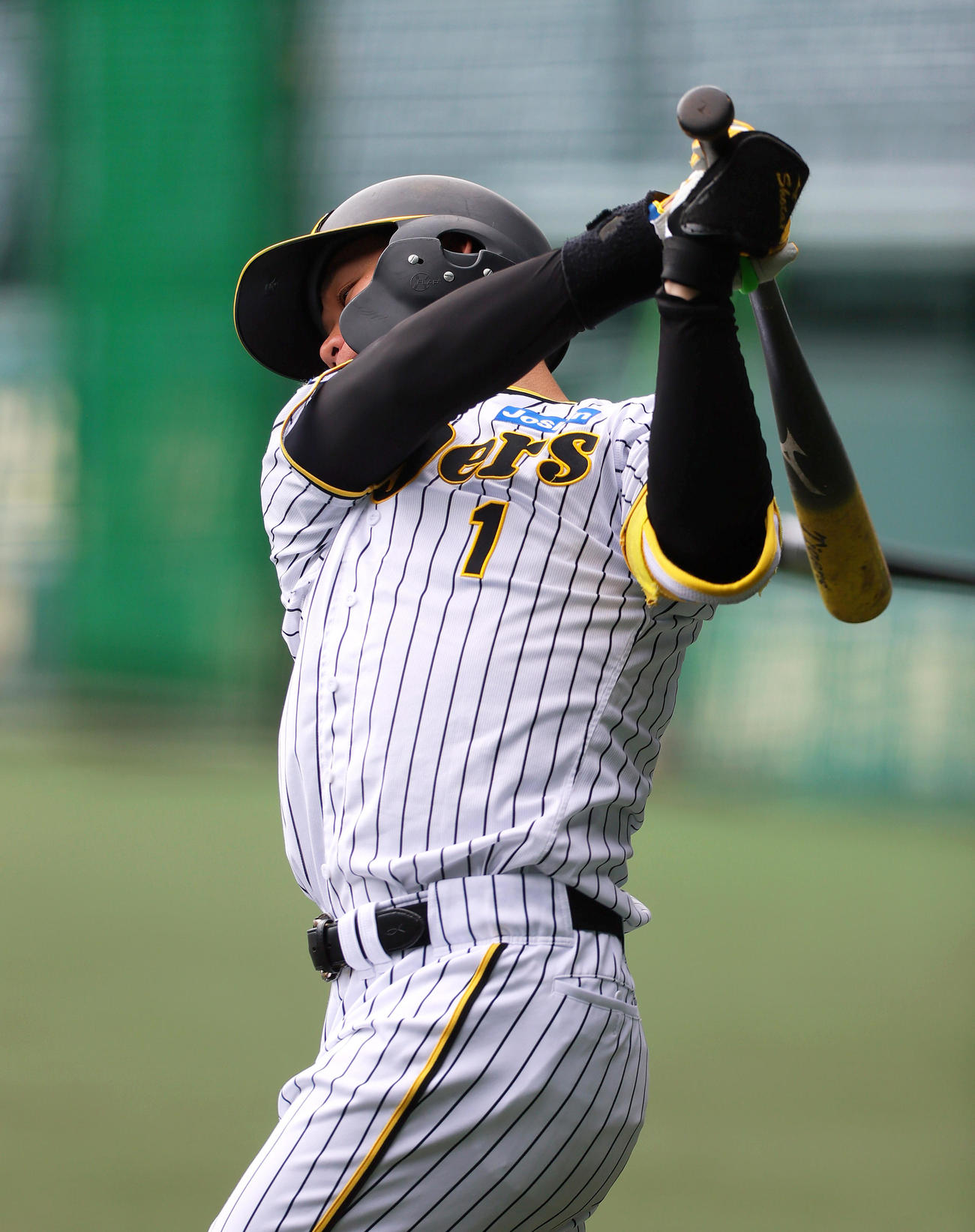 シート打撃を前に素振りする阪神森下（撮影・上山淳一）