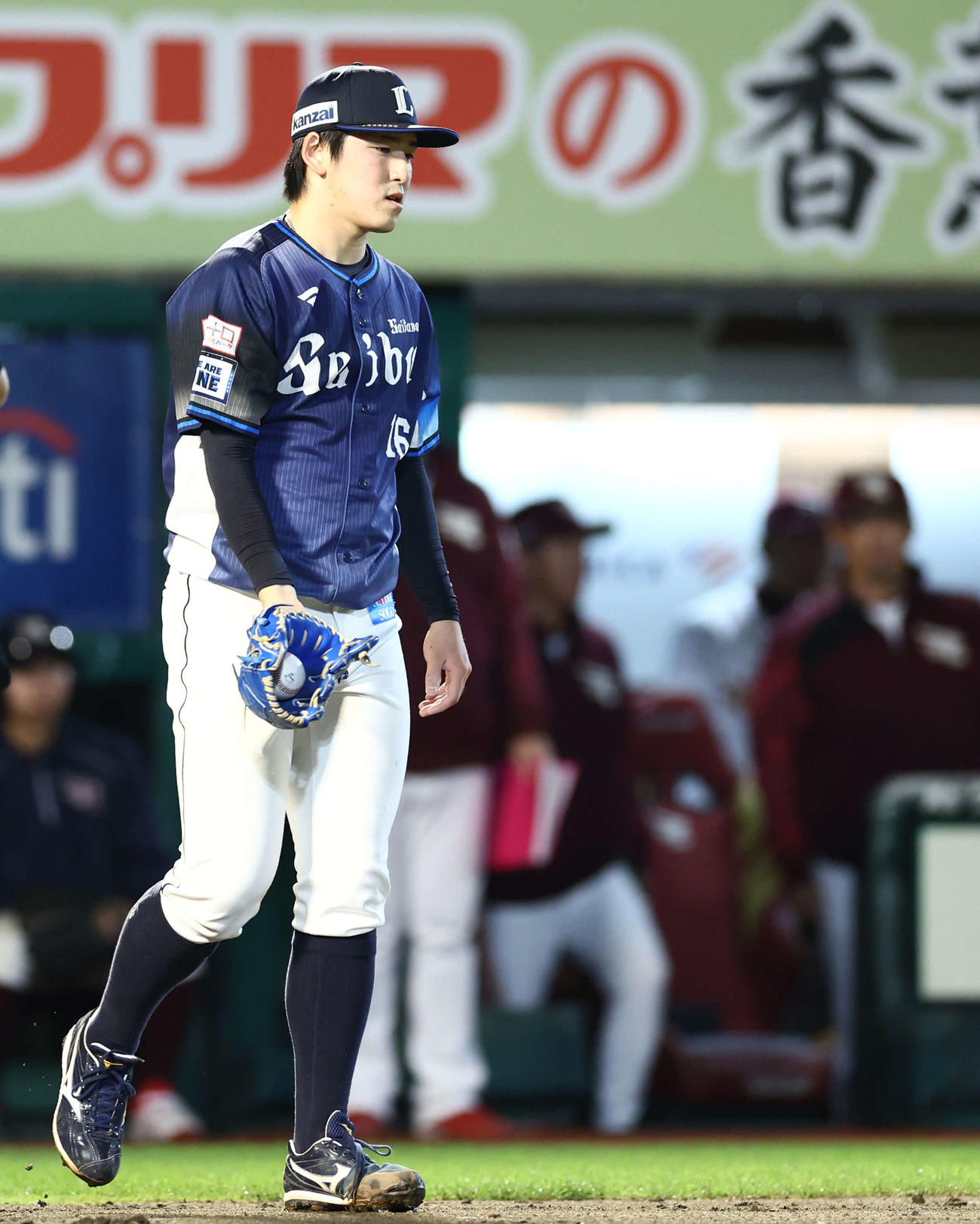 楽天対西武　7回裏楽天無死満塁、鈴木大に右前適時打を浴びる隅田（撮影・河田真司）