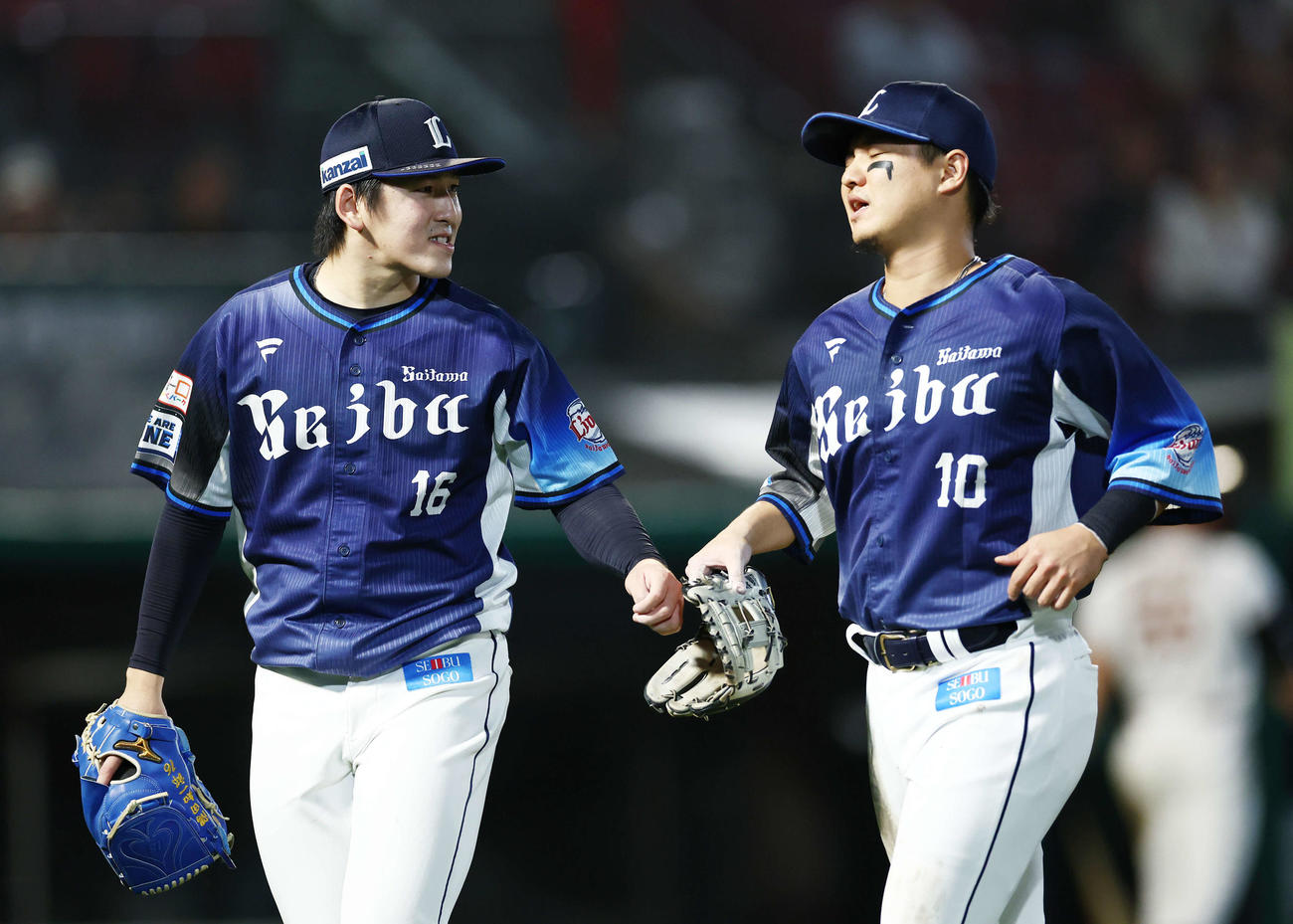 楽天対西武　8回裏を抑え、ナインを迎える隅田（左）（撮影・河田真司）