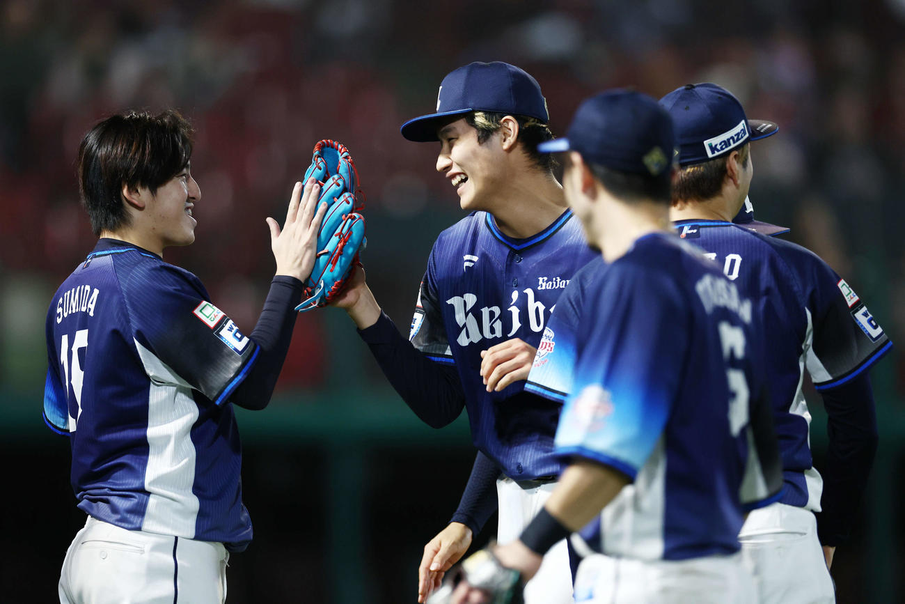 楽天対西武　延長10回裏を抑え、隅田（左）に迎えられる羽田（撮影・河田真司）