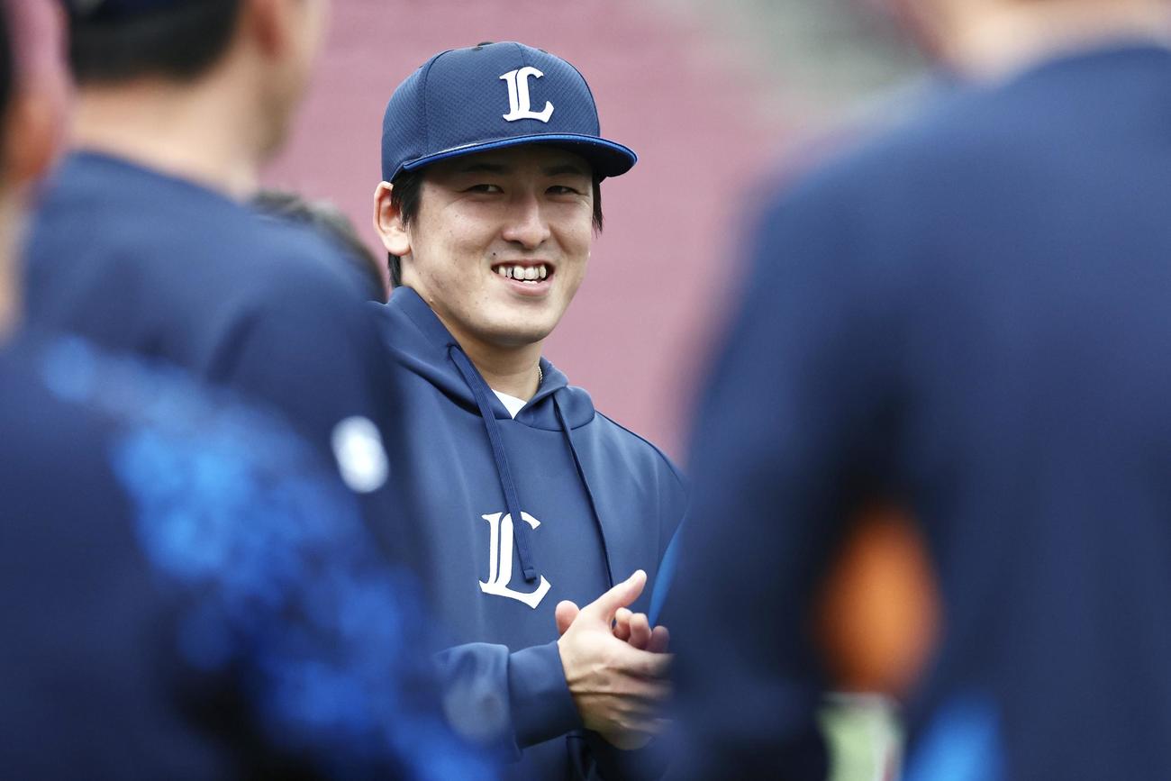 楽天対西武　試合前、笑顔を見せる隅田（撮影・河田真司）
