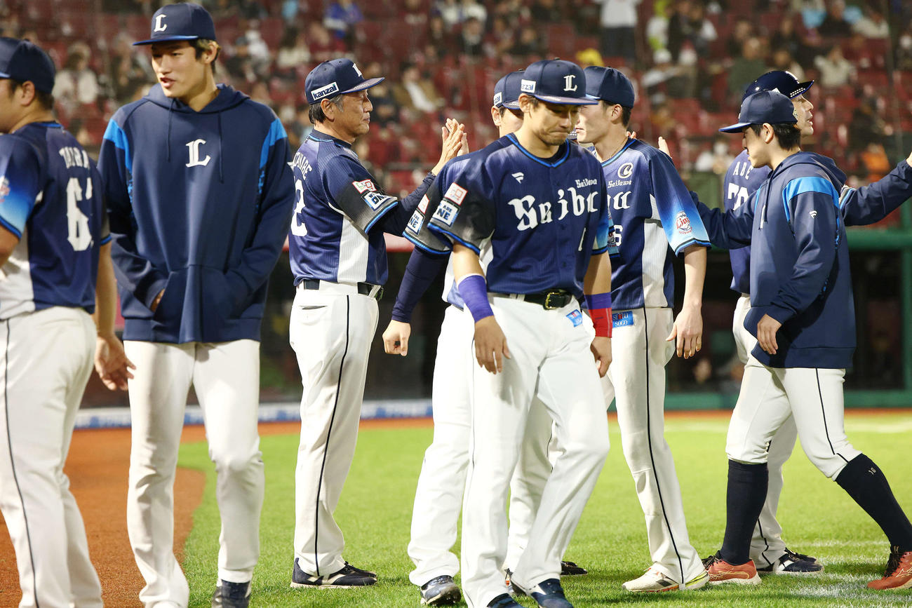 楽天対西武　試合を終え、ナインを迎え西武渡辺監督代行（撮影・河田真司）