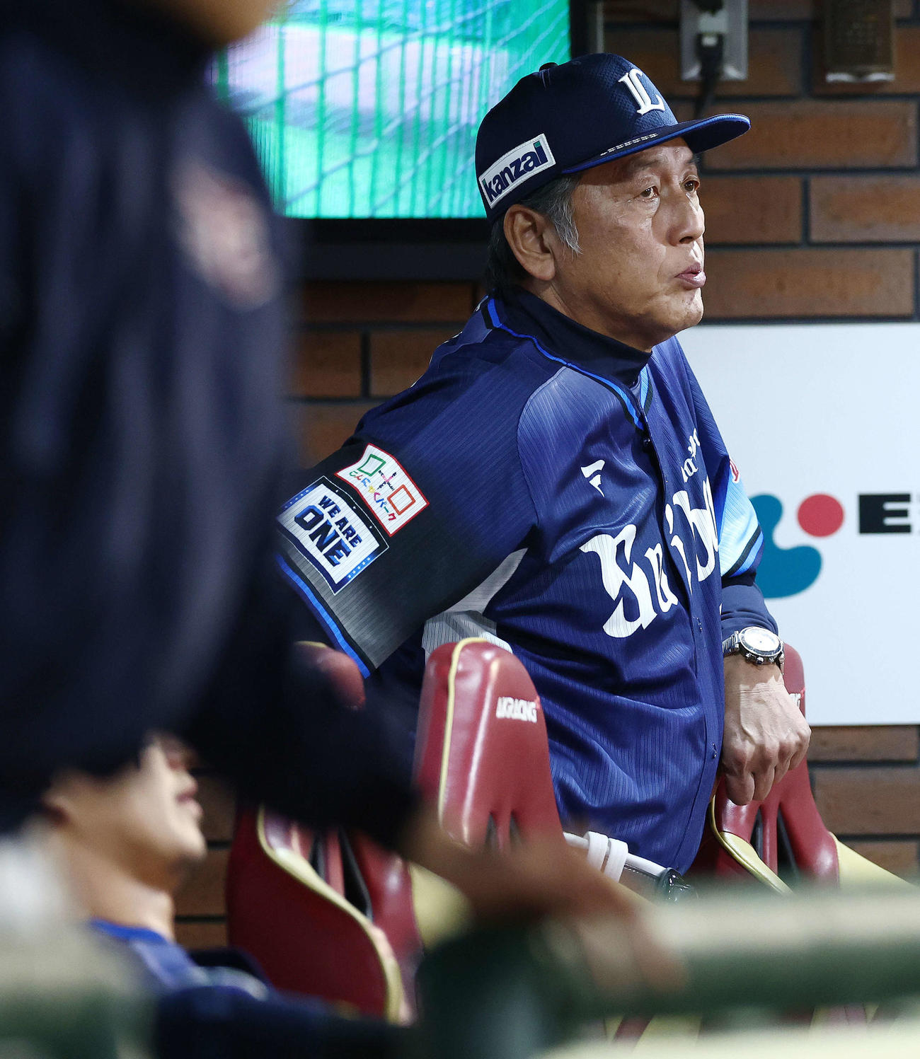 楽天対西武　6回表、戦況を見守る渡辺監督代行（撮影・河田真司）