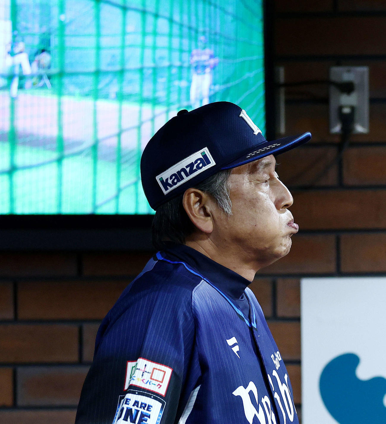 楽天対西武　延長10回表、戦況を見守る渡辺監督代行（撮影・河田真司）