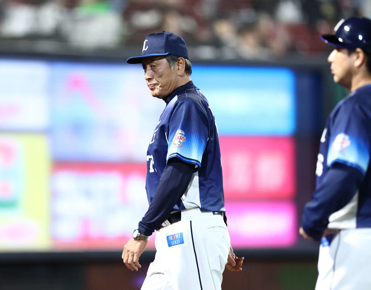 楽天対西武　延長10回表を終え、選手交代を告げる渡辺監督代行（撮影・河田真司）