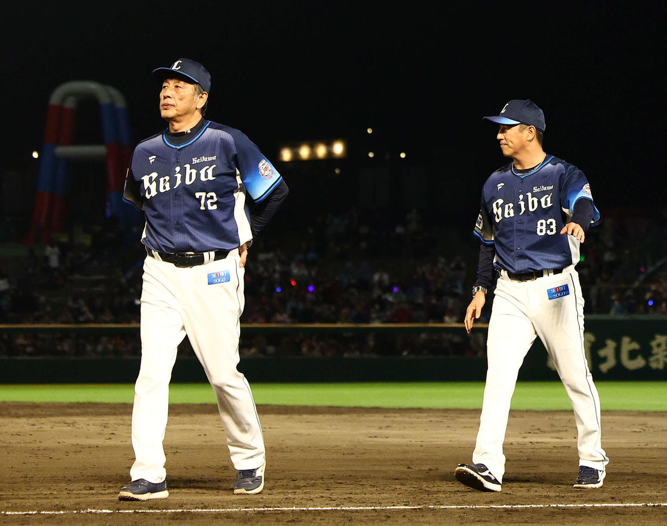 楽天対西武　試合後あいさつを終え、引き揚げる西武渡辺監督代行（左）（撮影・河田真司）