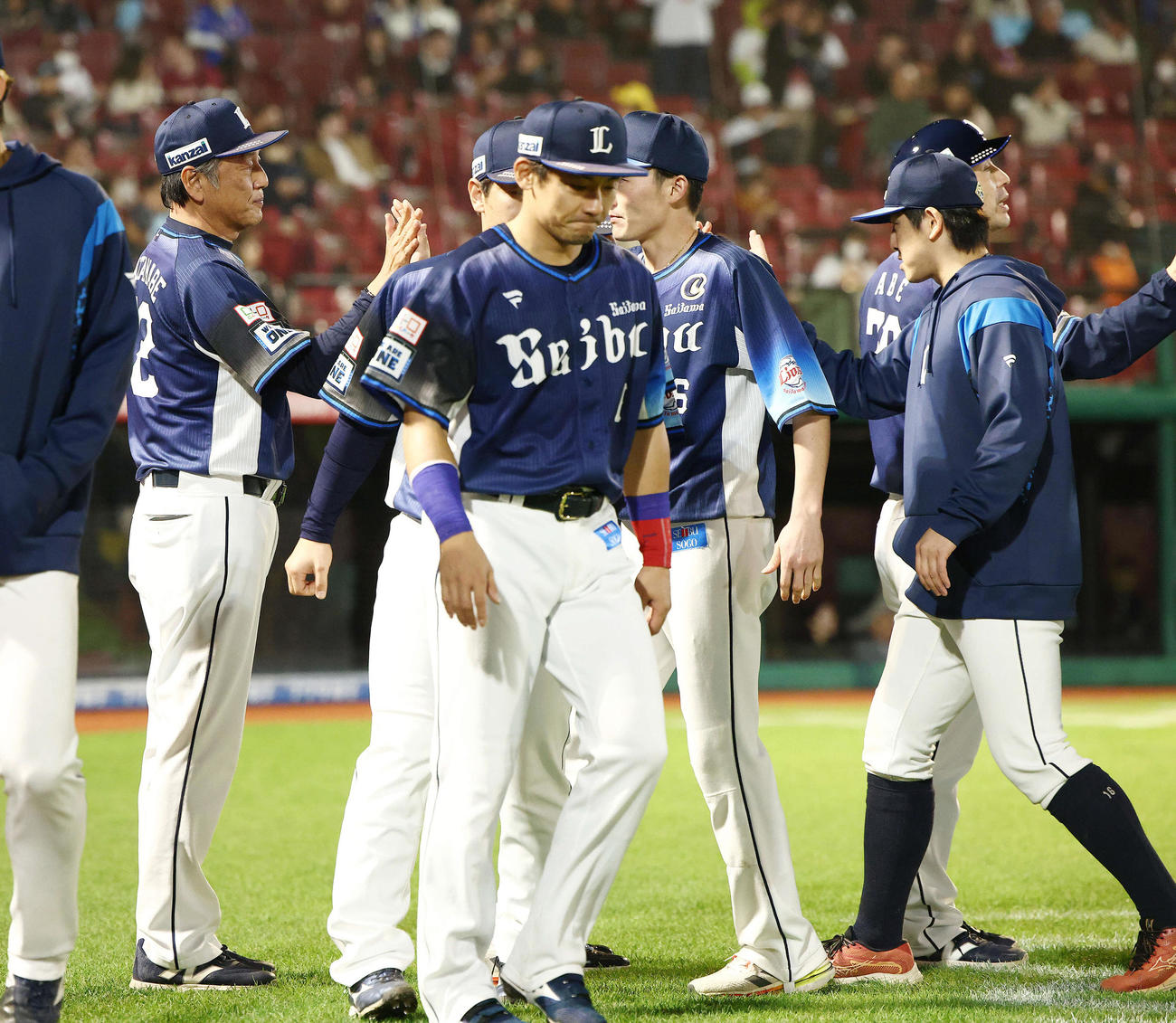 楽天対西武　試合を終え、ナインを迎える西武渡辺監督代行（左端）（撮影・河田真司）