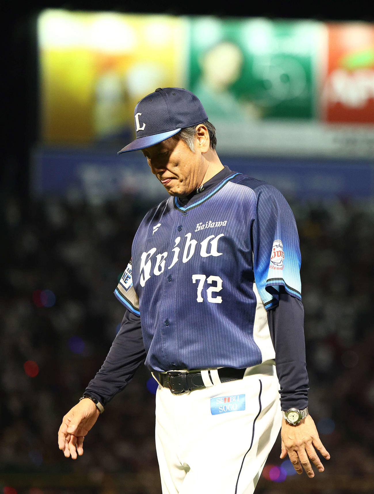 楽天対西武　試合後あいさつを終え、引き揚げる西武渡辺監督代行（撮影・河田真司）