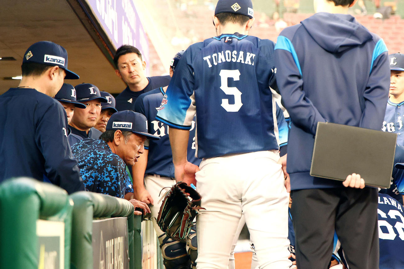 楽天対西武　試合前、ナインと円陣を組む西武渡辺監督代行（撮影・河田真司）