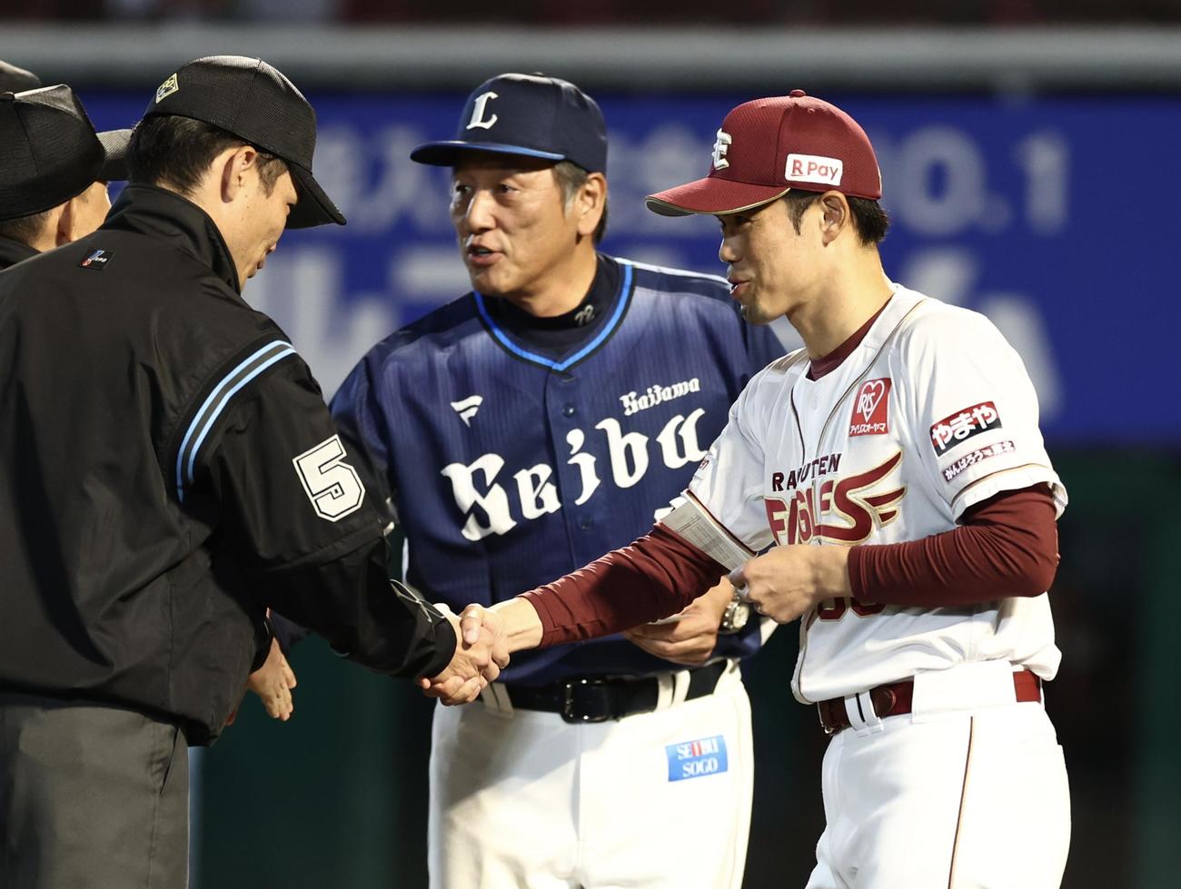 楽天対西武　開始前、審判と握手を交わす楽天今江監督（右）と西武渡辺監督代行（撮影・河田真司）
