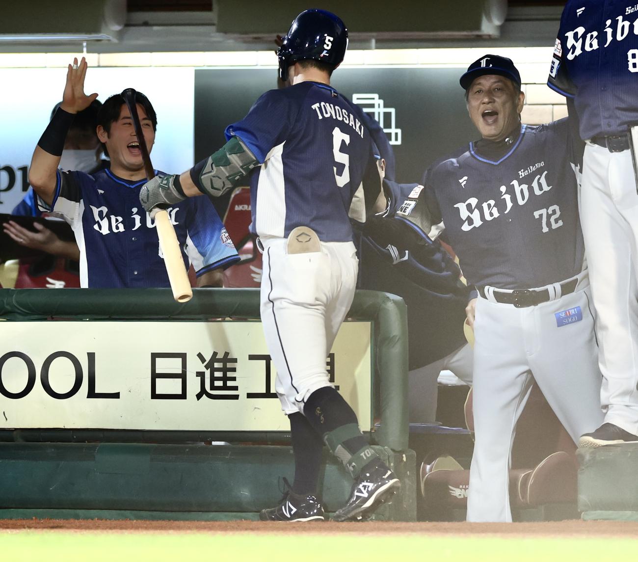 楽天対西武　1回表西武1死、左越え先制ソロ本塁打で生還する外崎（中央）を迎える渡辺監督代行（撮影・河田真司）