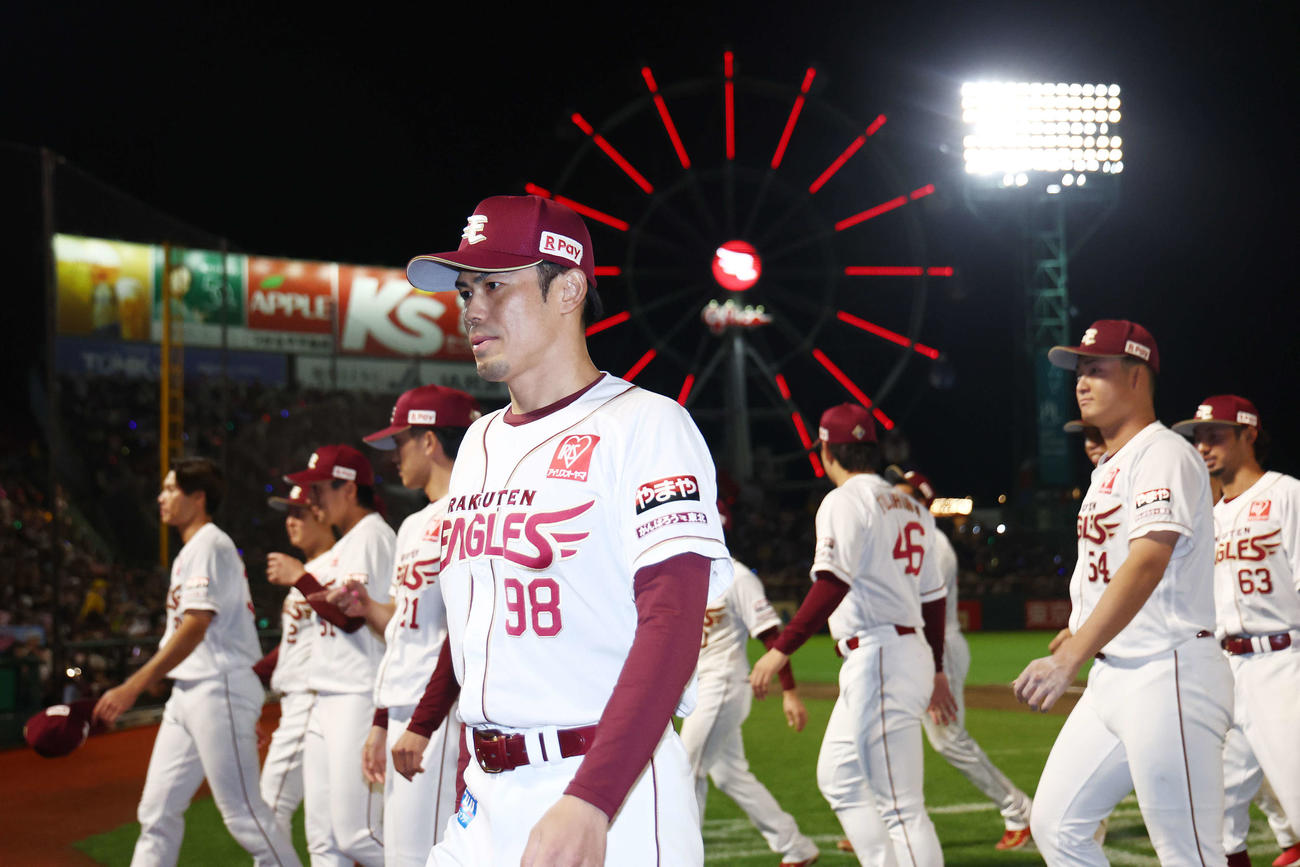 楽天対西武　試合後セレモニーでのあいさつを終え、ベンチに戻る楽天今江監督（撮影・河田真司）