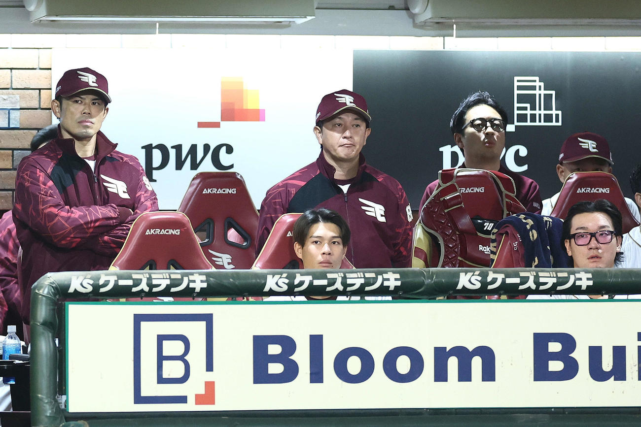 楽天対西武　5回裏、戦況を見守る今江監督（左）（撮影・河田真司）